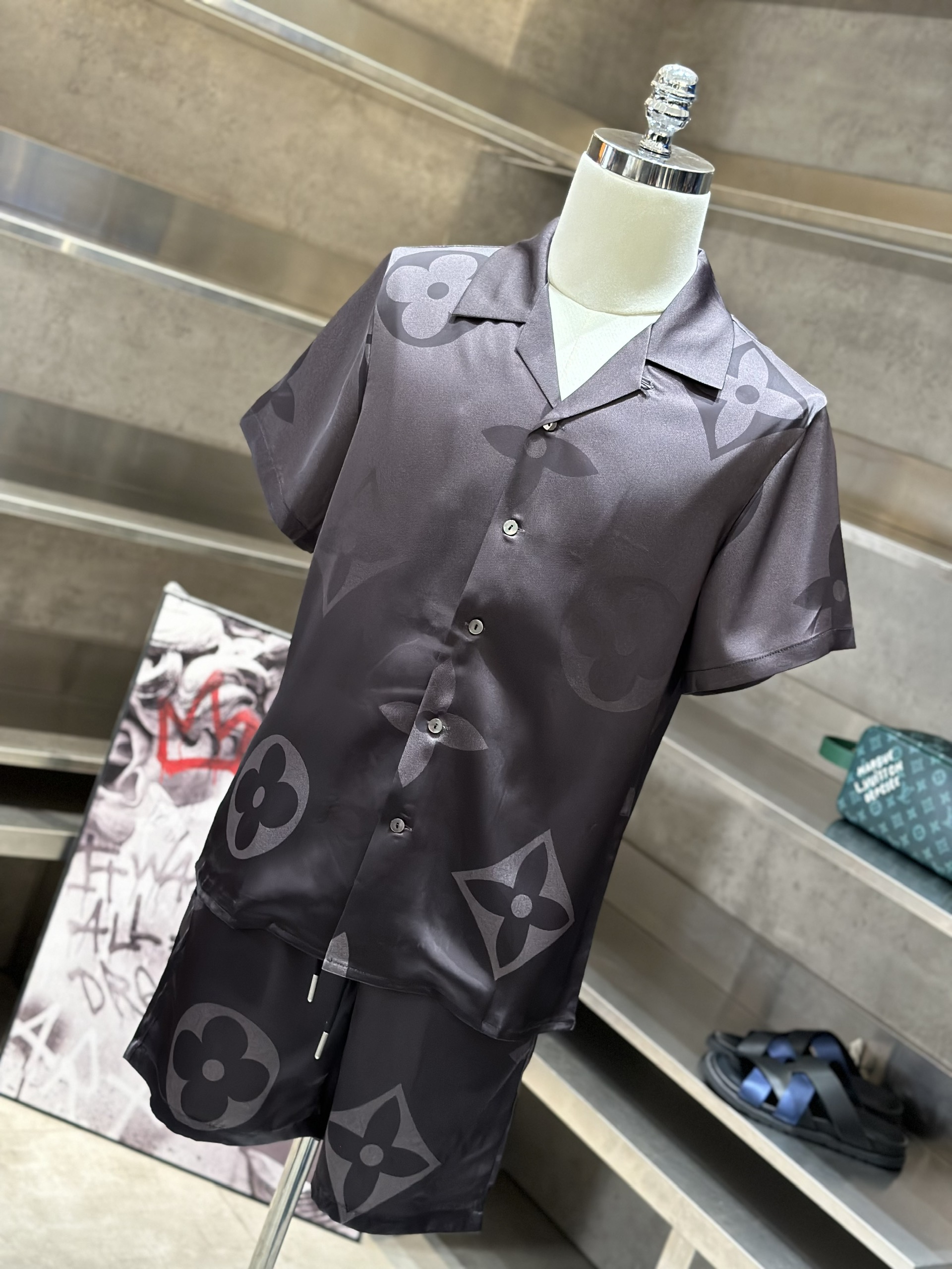 Bộ, set hè lụa Louis Vuitton LV Đen loang họa tiết hoa vân to full Like Auth VTN