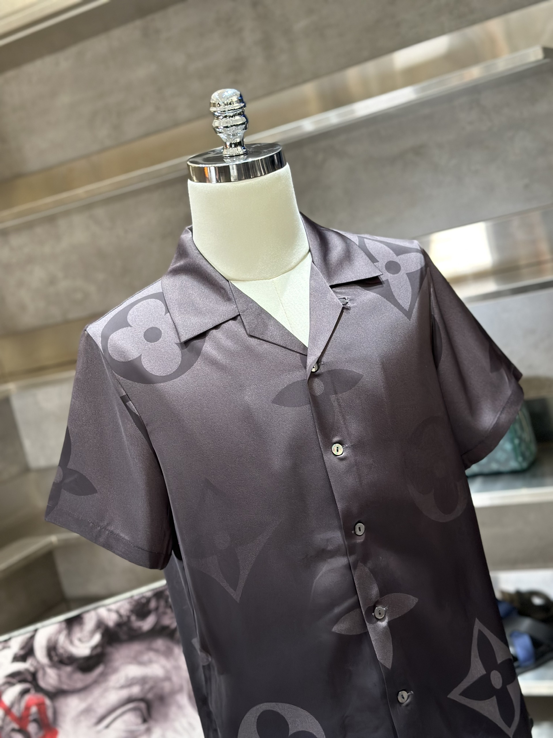 Bộ, set hè lụa Louis Vuitton LV Đen loang họa tiết hoa vân to full Like Auth VTN