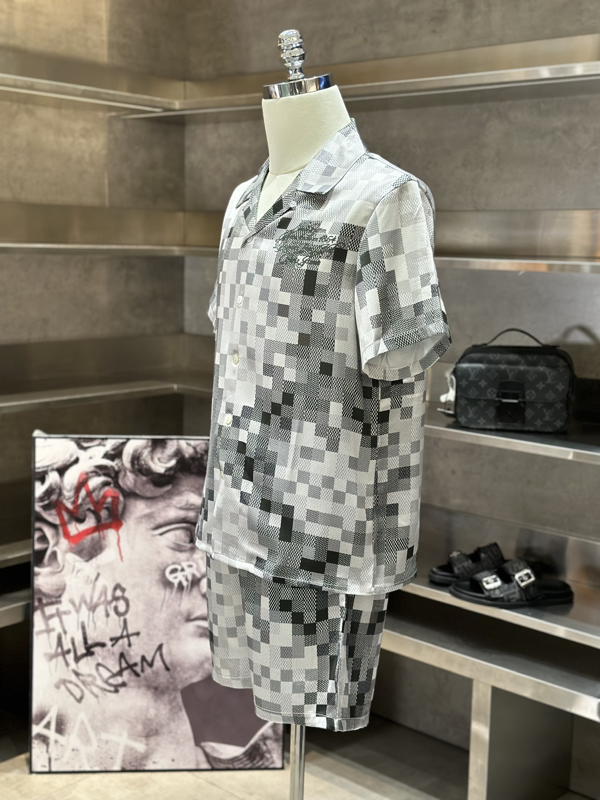 Bộ, set hè lụa Louis Vuitton LV Đen phối Trắng caro Like Auth VTN