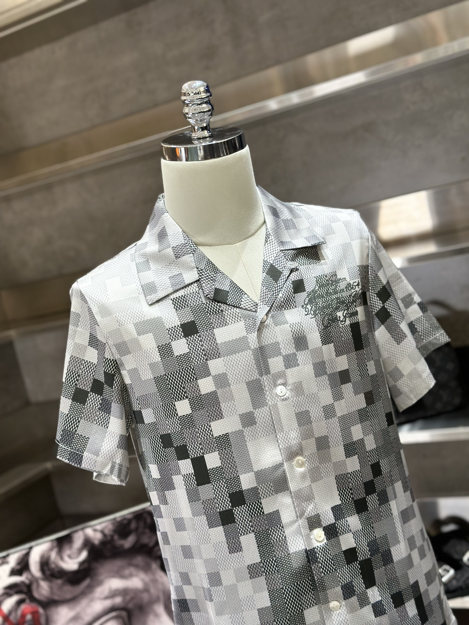 Bộ, set hè lụa Louis Vuitton LV Đen phối Trắng caro Like Auth VTN