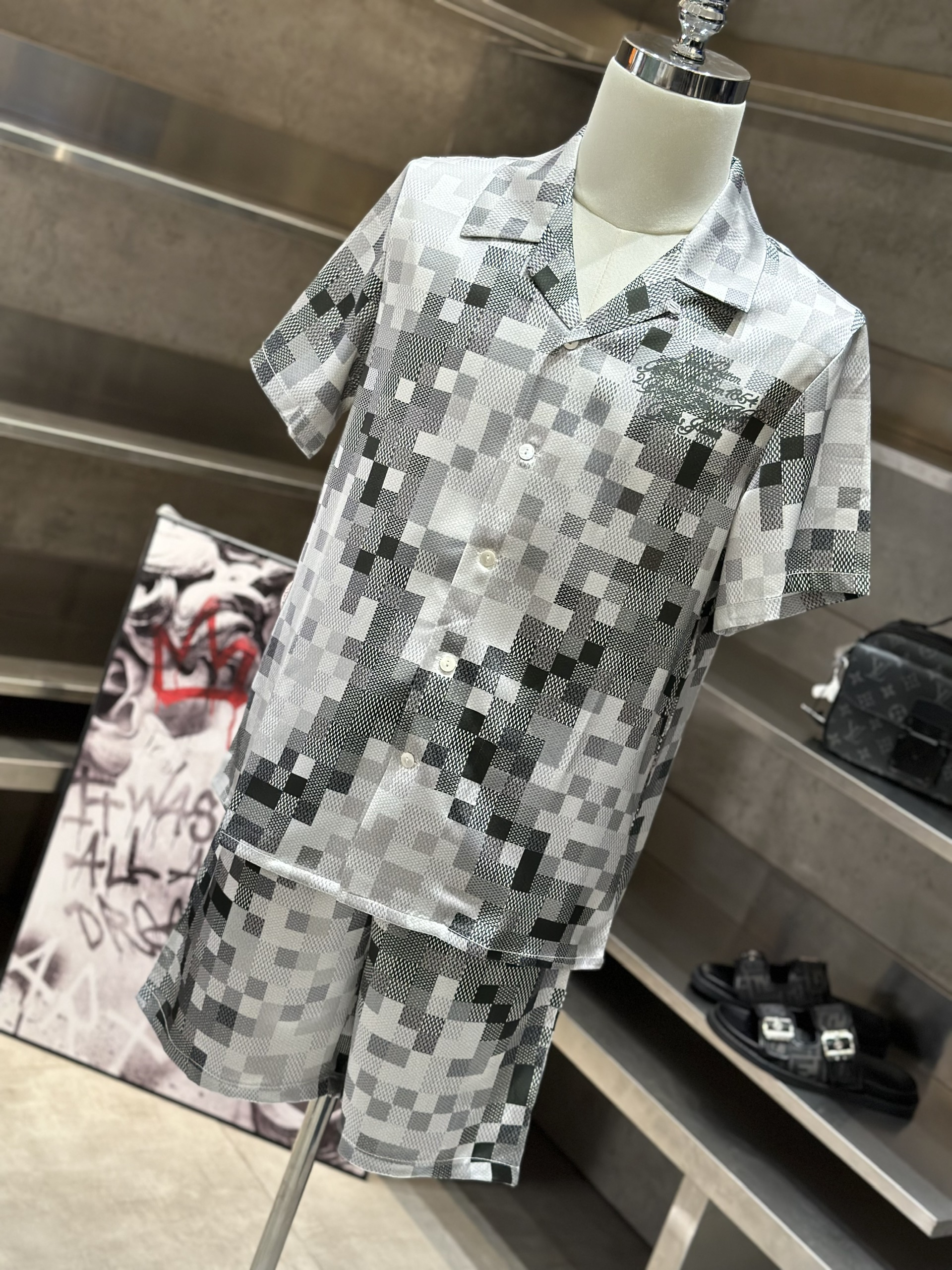 Bộ, set hè lụa Louis Vuitton LV Đen phối Trắng caro Like Auth VTN