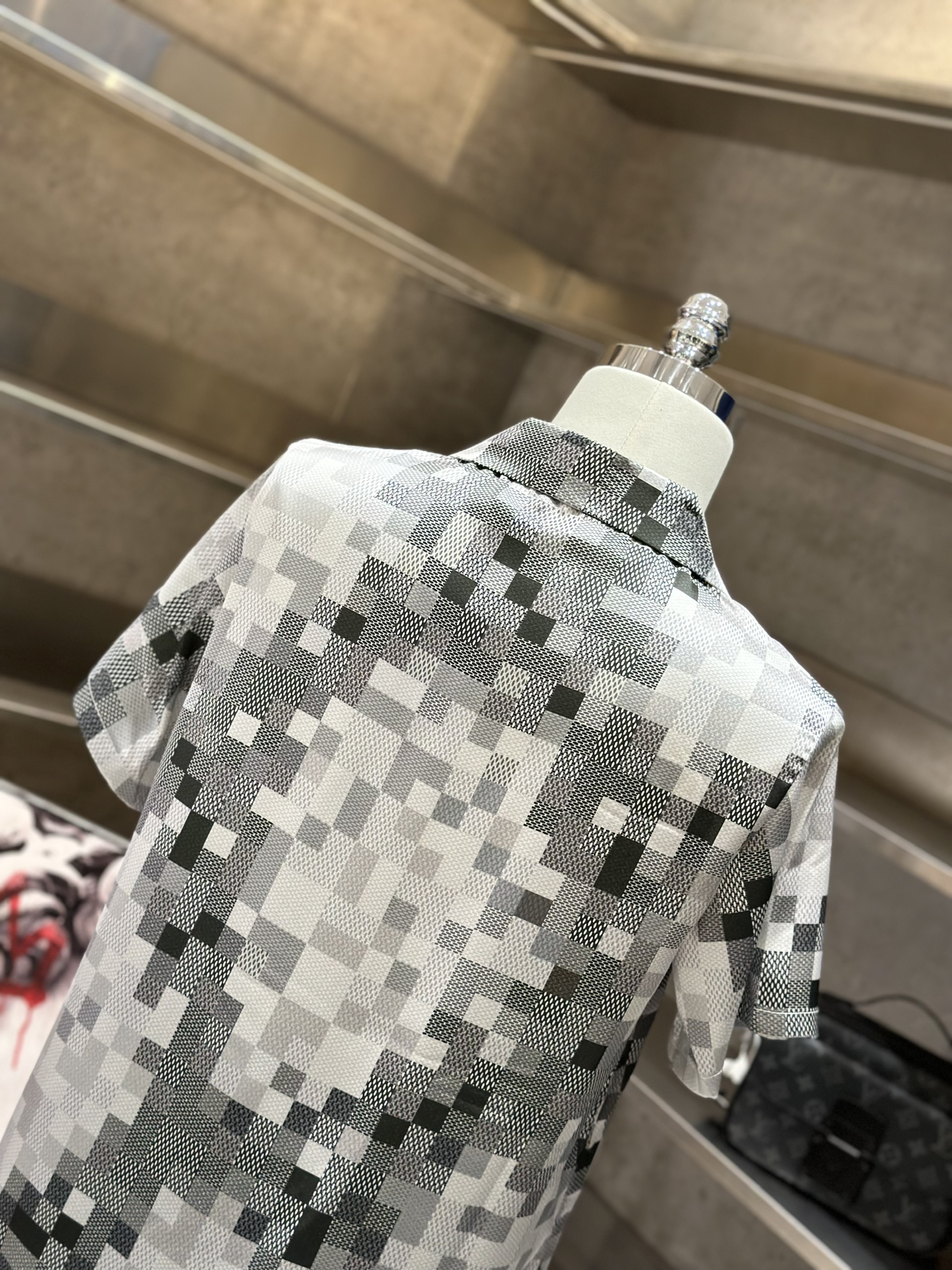 Bộ, set hè lụa Louis Vuitton LV Đen phối Trắng caro Like Auth VTN