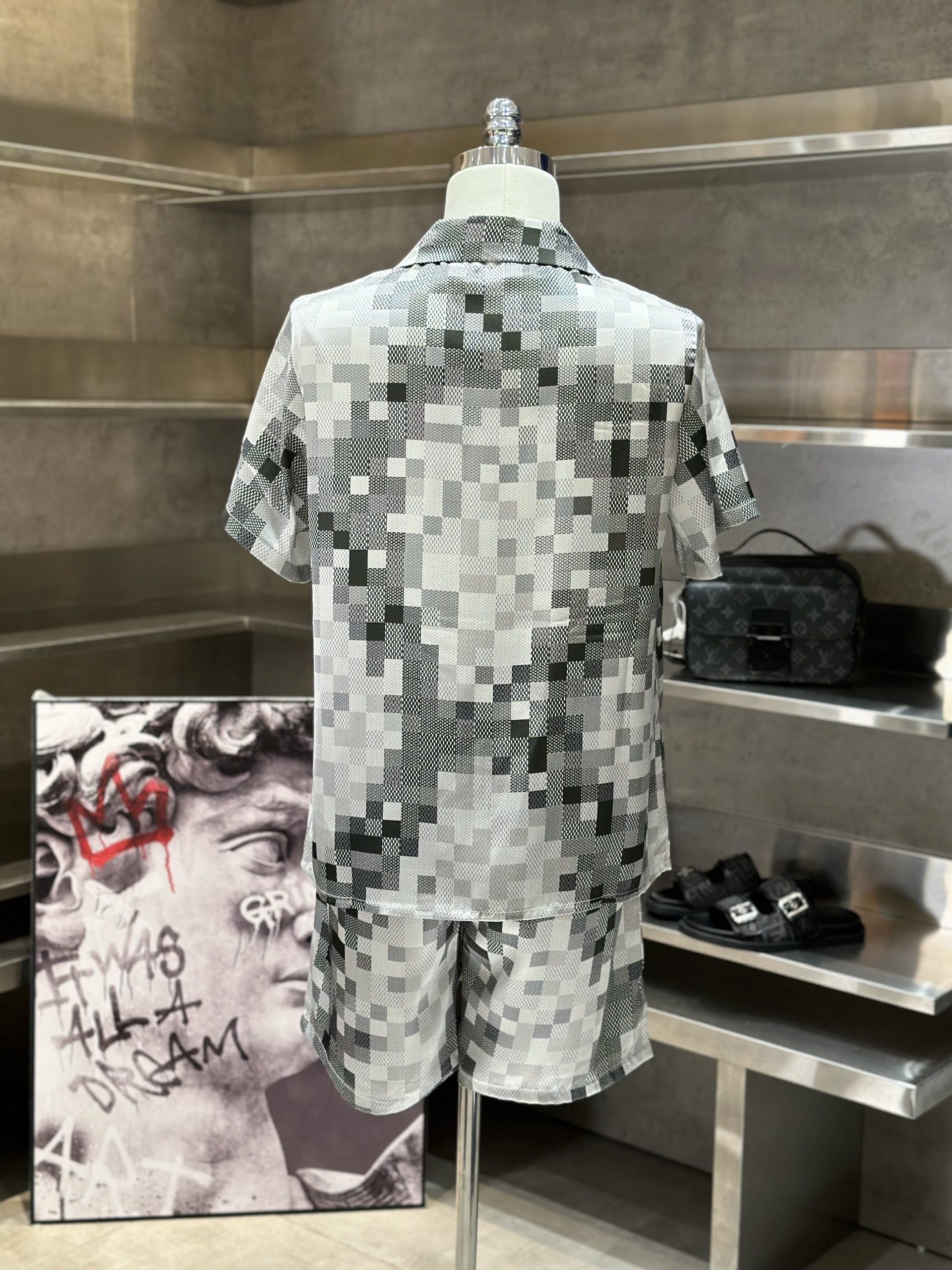 Bộ, set hè lụa Louis Vuitton LV Đen phối Trắng caro Like Auth VTN