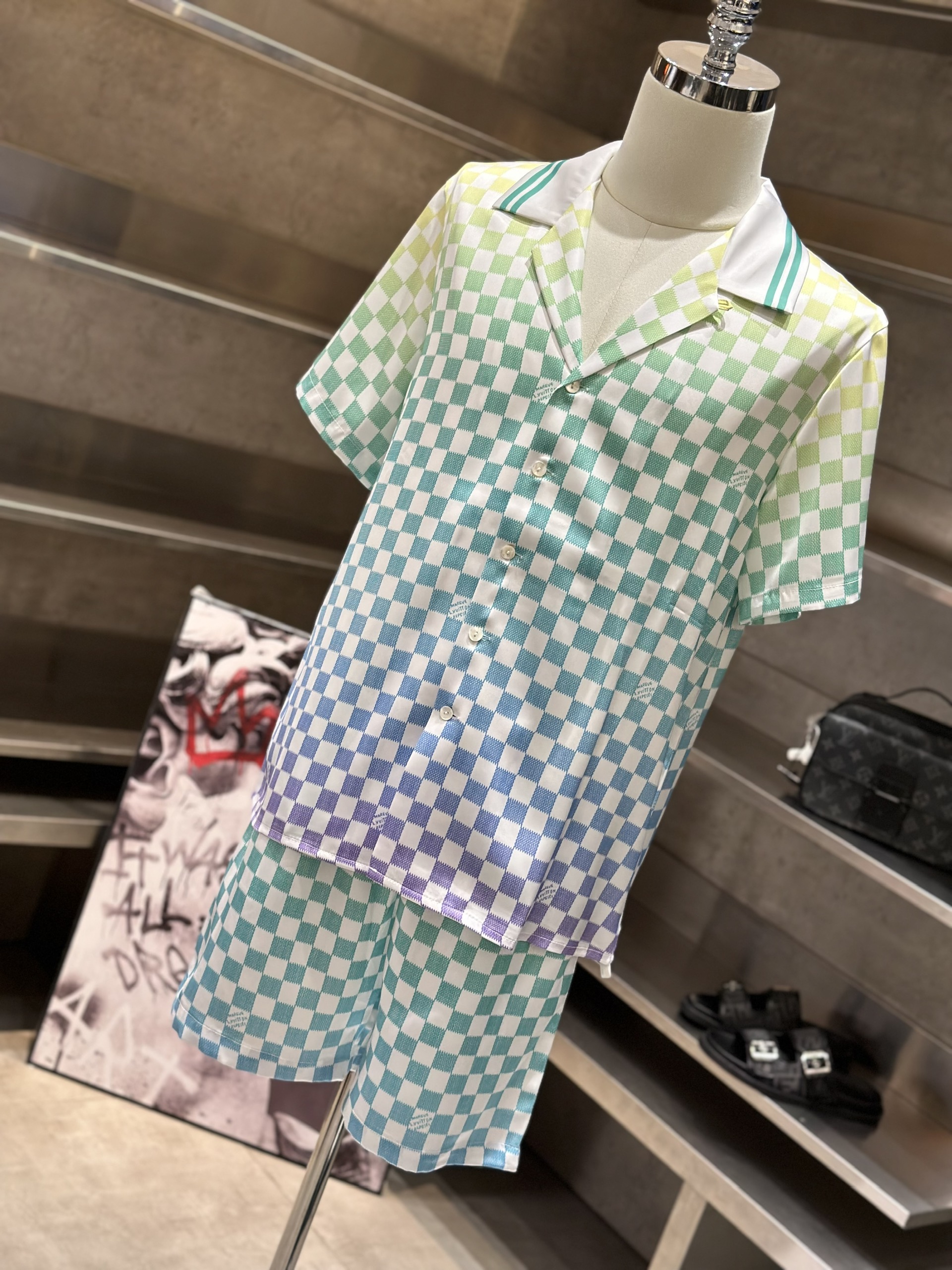 Bộ, set hè lụa Louis Vuitton LV Trắng họa tiết caro loang màu Like Auth VTN