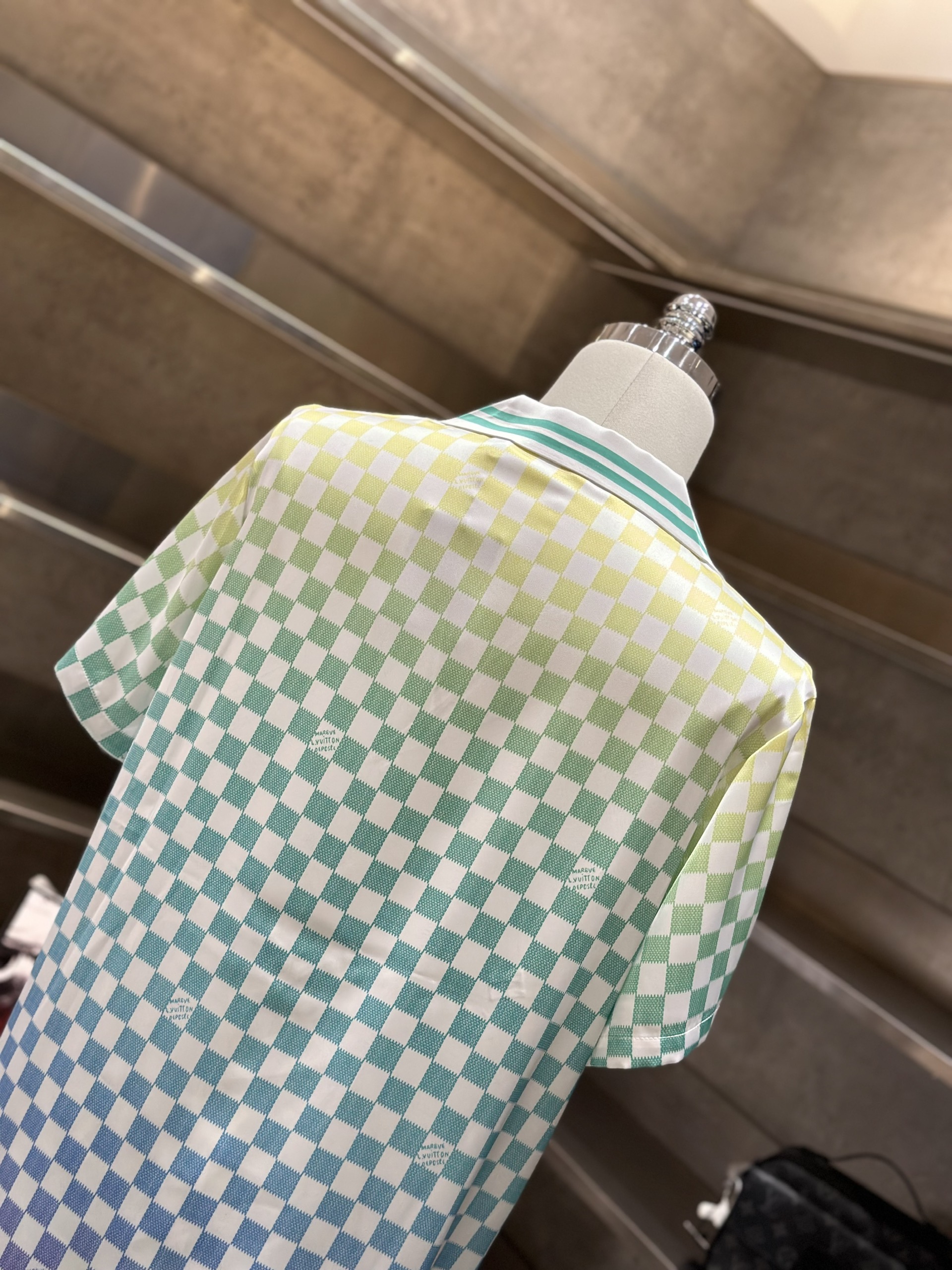 Bộ, set hè lụa Louis Vuitton LV Trắng họa tiết caro loang màu Like Auth VTN