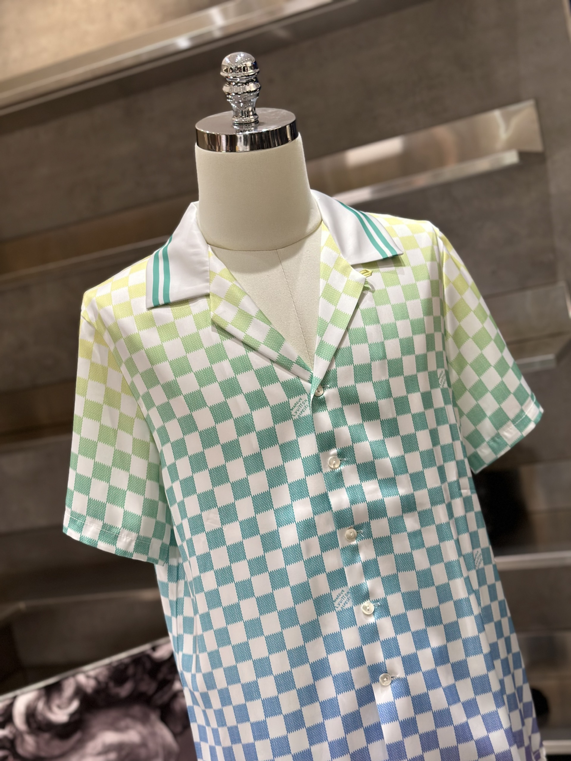 Bộ, set hè lụa Louis Vuitton LV Trắng họa tiết caro loang màu Like Auth VTN