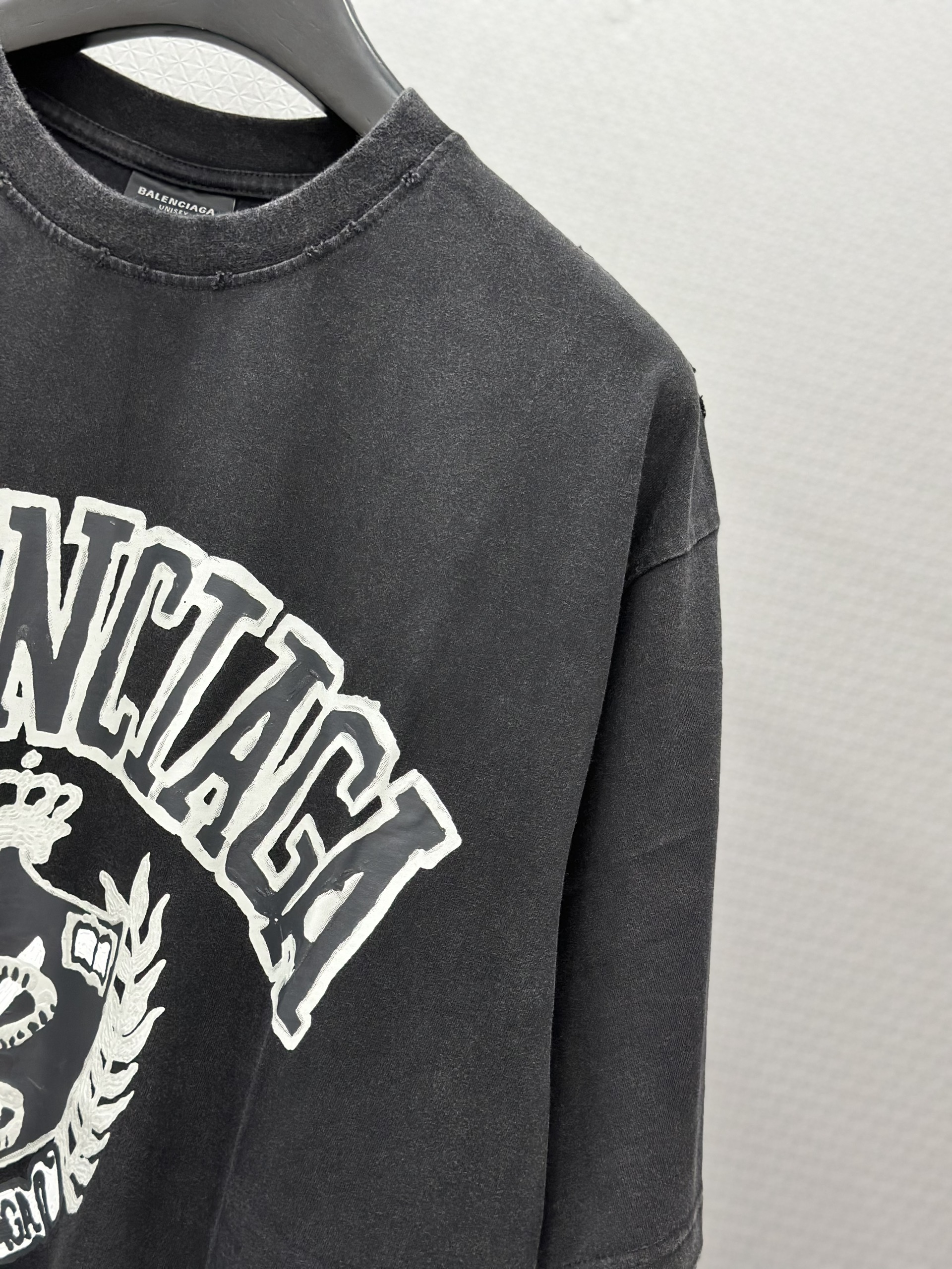 Áo phông T-shirt Balenciaga BB Đen bạc logo chữ viền Trắng Like Auth on web VTN