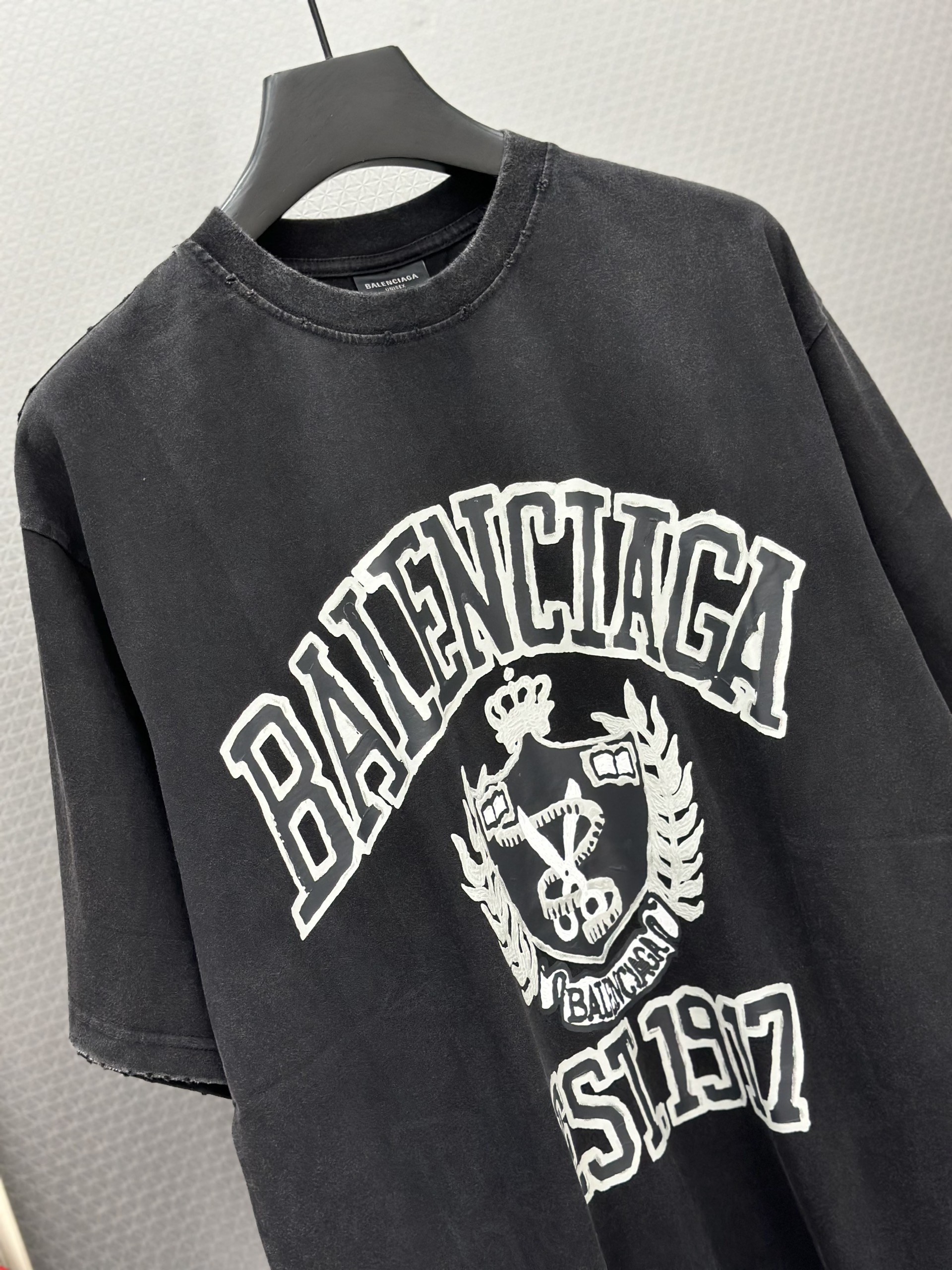 Áo phông T-shirt Balenciaga BB Đen bạc logo chữ viền Trắng Like Auth on web VTN