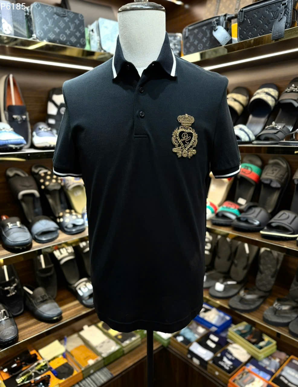 Áo polo Dolce Gabbana DG Đen logo huy hiệu thêu ngực kẻ viền Trắng Like Auth MK