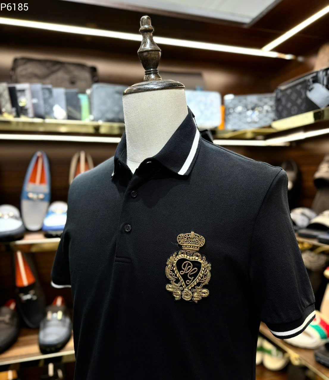 Áo polo Dolce Gabbana DG Đen logo huy hiệu thêu ngực kẻ viền Trắng Like Auth MK