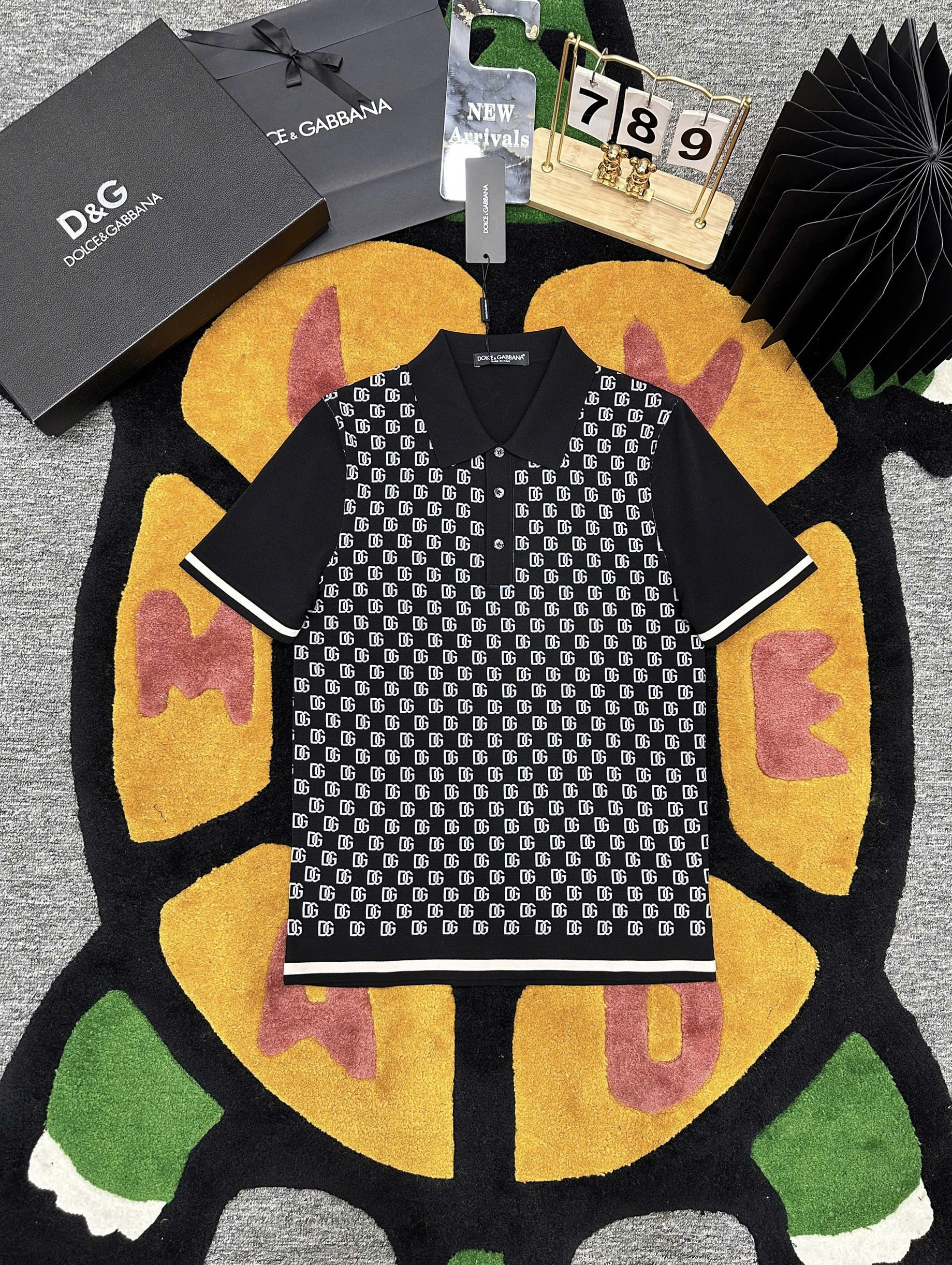 Áo polo len Dolce Gabbana DG Đen họa tiết logo kẻ viền Trắng Like Auth MK