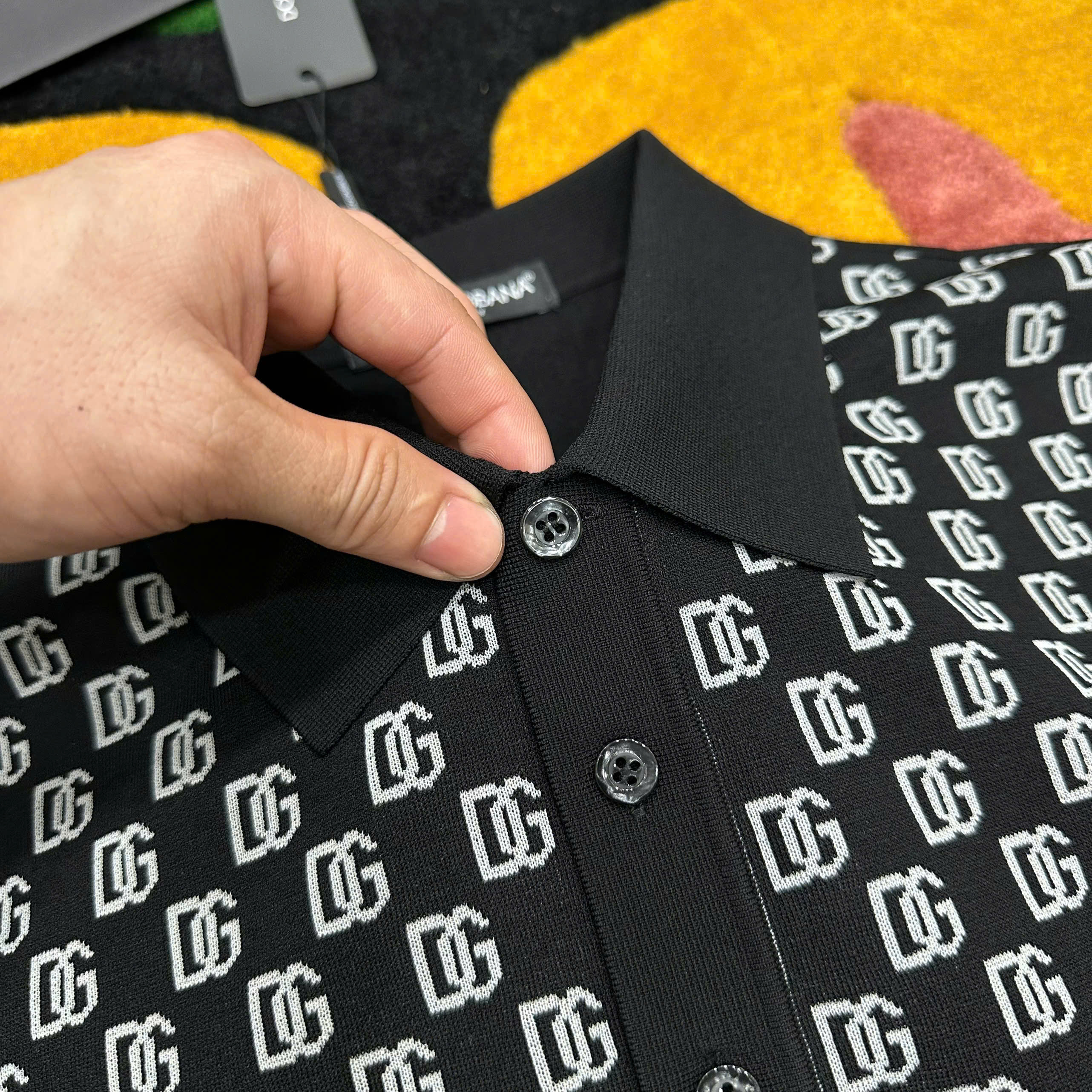 Áo polo len Dolce Gabbana DG Đen họa tiết logo kẻ viền Trắng Like Auth MK