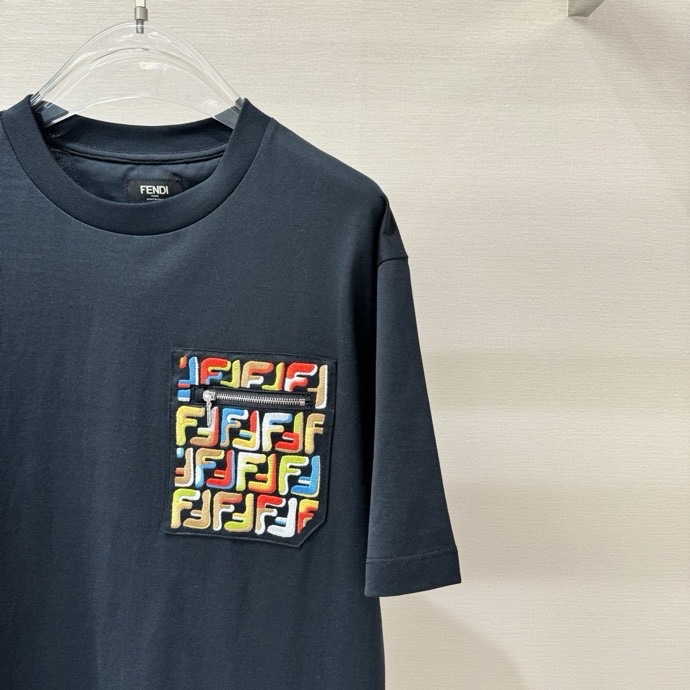 Áo phông T-shirt Fendi FF Đen túi ngực họa tiết  logo FF màu sắc Like Auth on web VTN