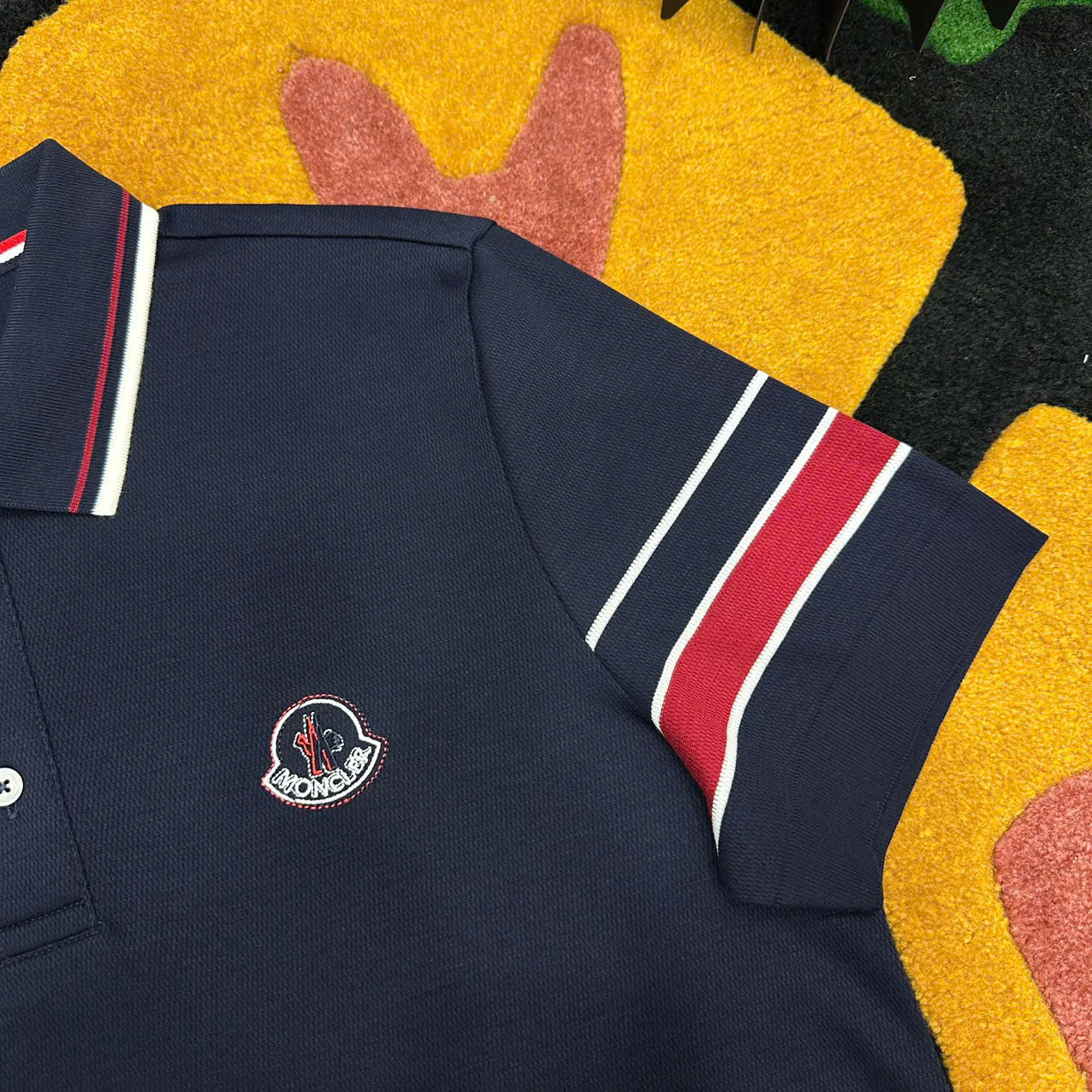 Áo polo Moncler M Xanh than logo thêu ngực kẻ sọc Đỏ Trắng Like Auth MK
