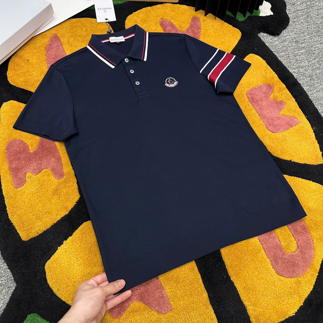 Áo polo Moncler M Xanh than logo thêu ngực kẻ sọc Đỏ Trắng Like Auth MK
