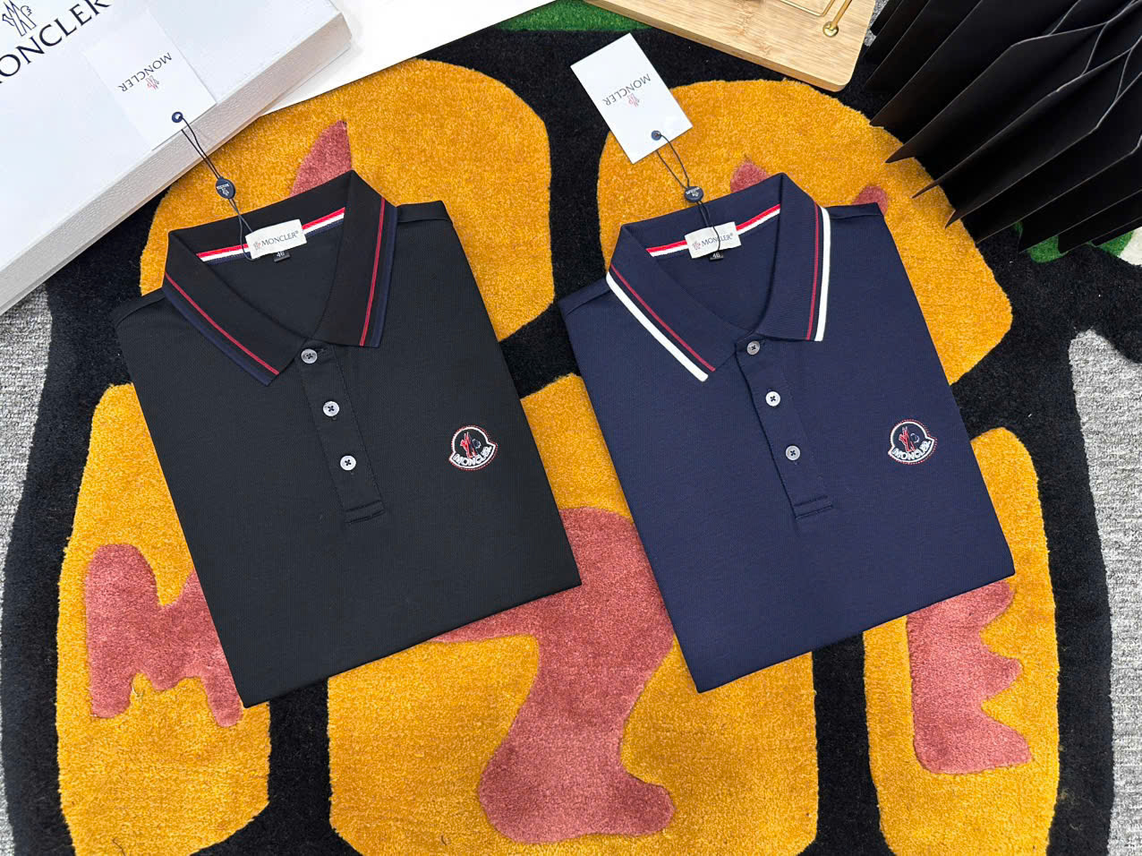 Áo polo Moncler M Xanh than logo thêu ngực kẻ sọc Đỏ Trắng Like Auth MK