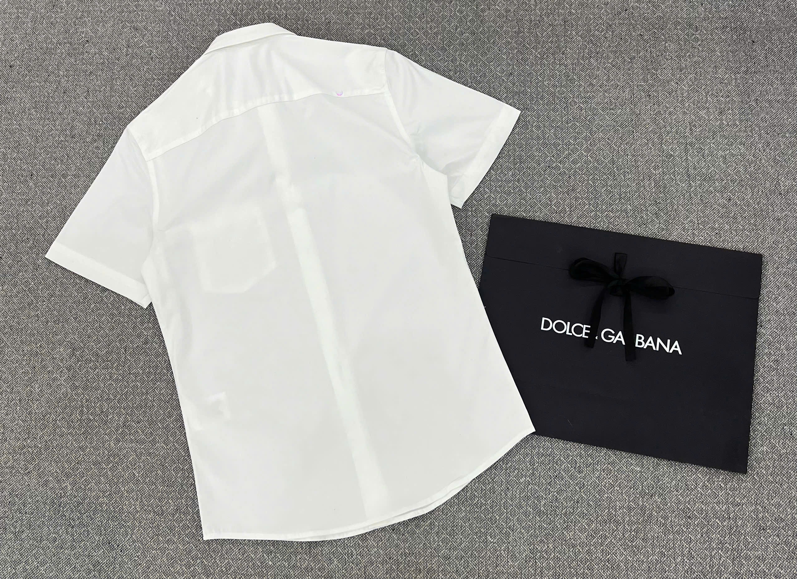 Áo sơ mi cộc tay Dolce Gabbana DG Trắng logo tag vuông túi ngực Like Auth MK