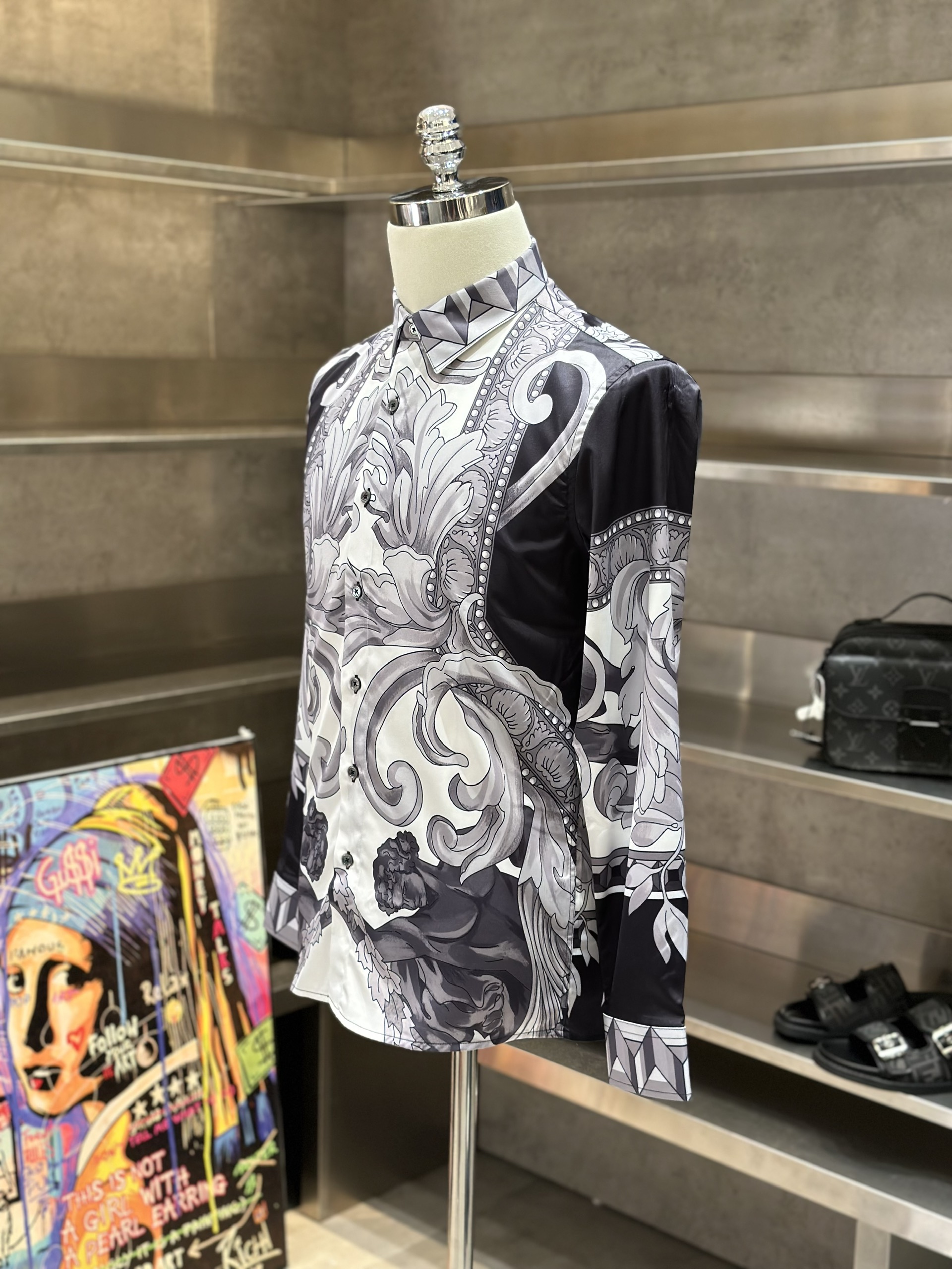 1445 Áo sơ mi dài tay Versace VS Đen Trắng họa tiết Like Auth 38-41 VTN
