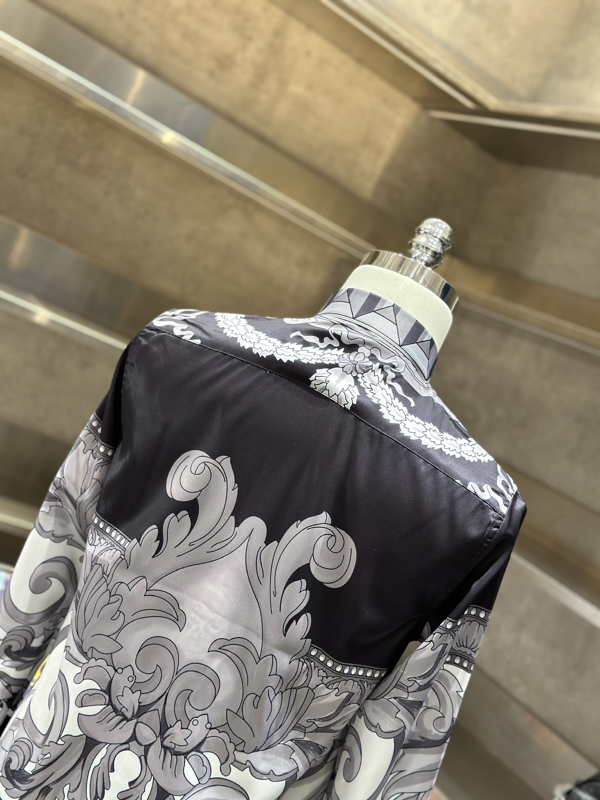 1445 Áo sơ mi dài tay Versace VS Đen Trắng họa tiết Like Auth 38-41 VTN
