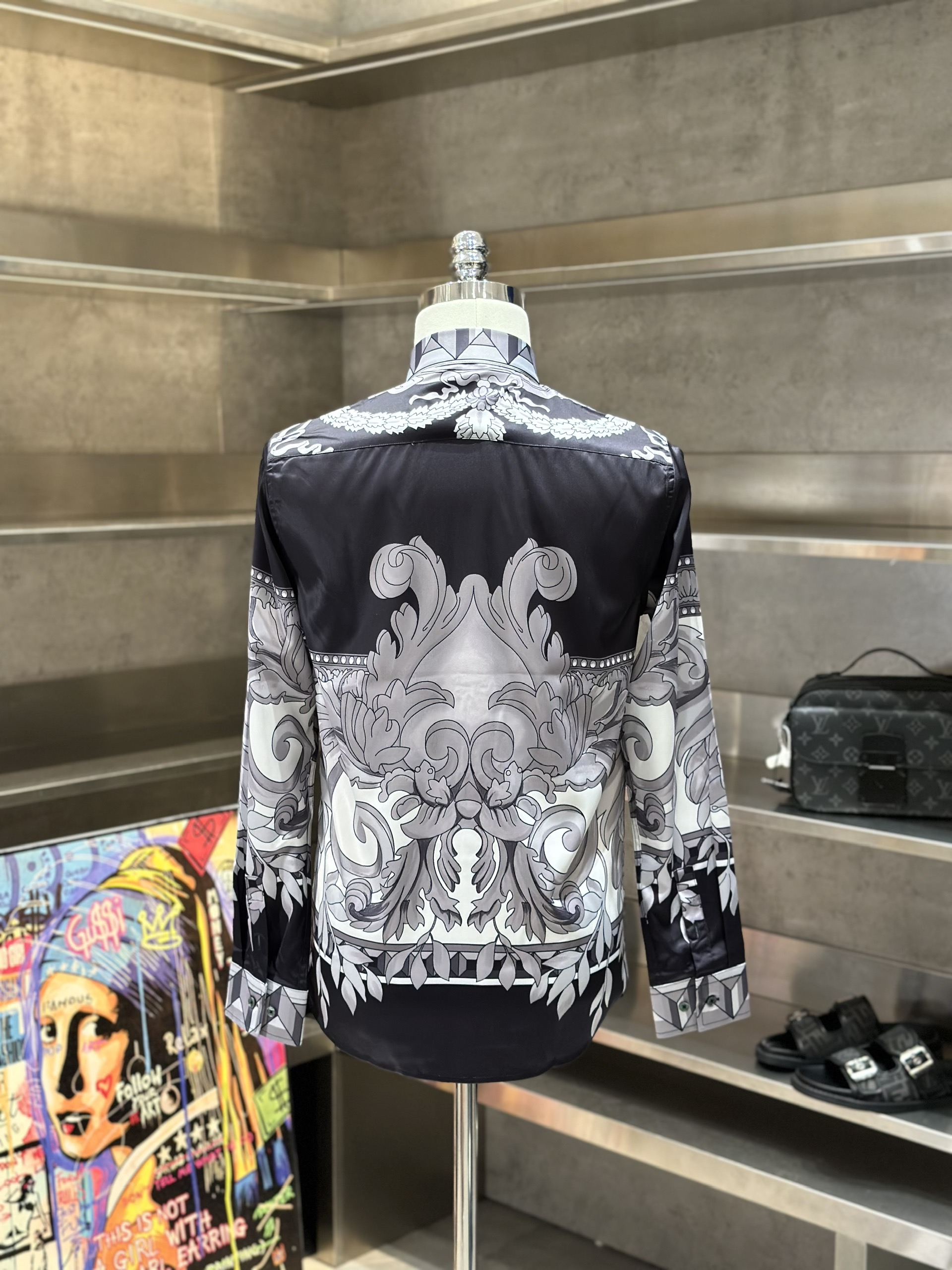 1445 Áo sơ mi dài tay Versace VS Đen Trắng họa tiết Like Auth 38-41 VTN