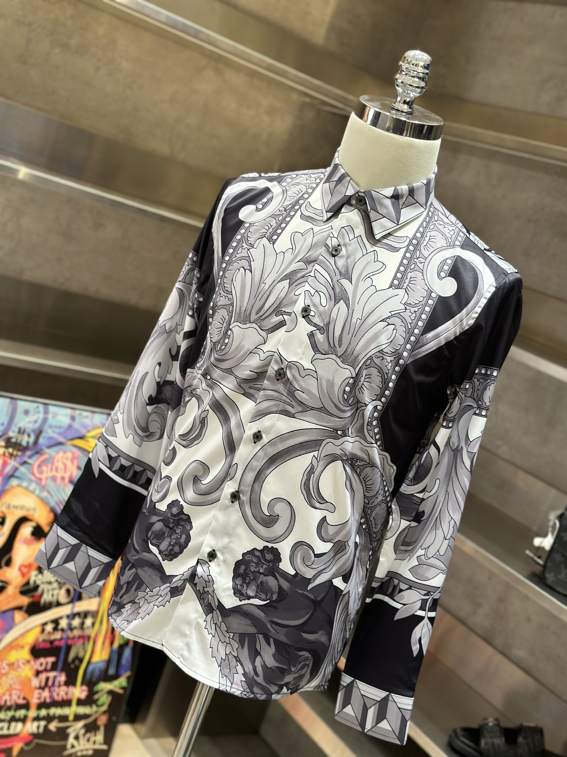 1445 Áo sơ mi dài tay Versace VS Đen Trắng họa tiết Like Auth 38-41 VTN