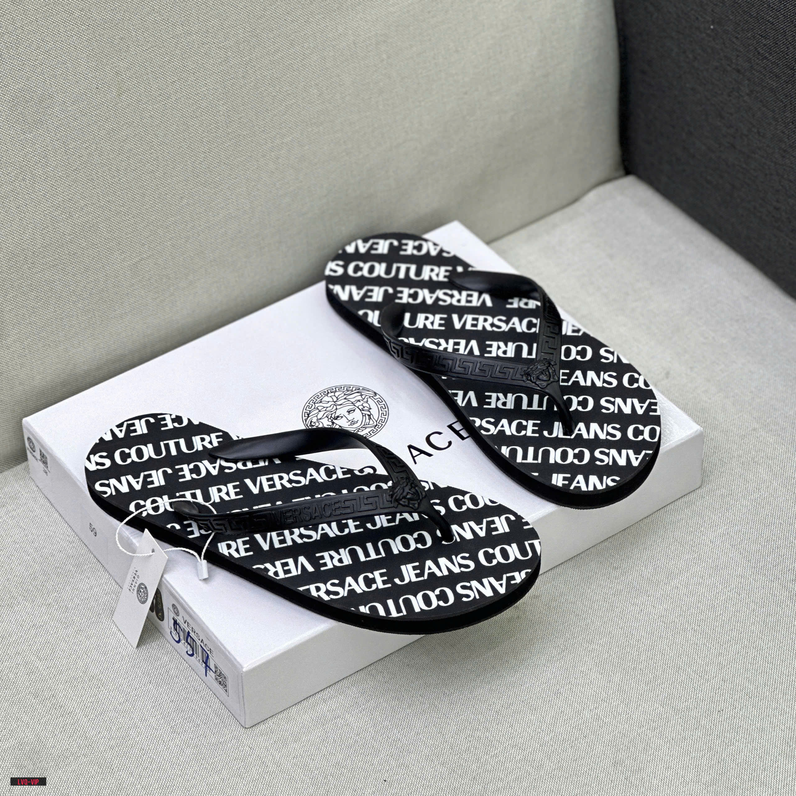 Dép tông, xỏ ngón Versace VS Đen logo chữ Trắng đế Like Auth fullbox LVQ