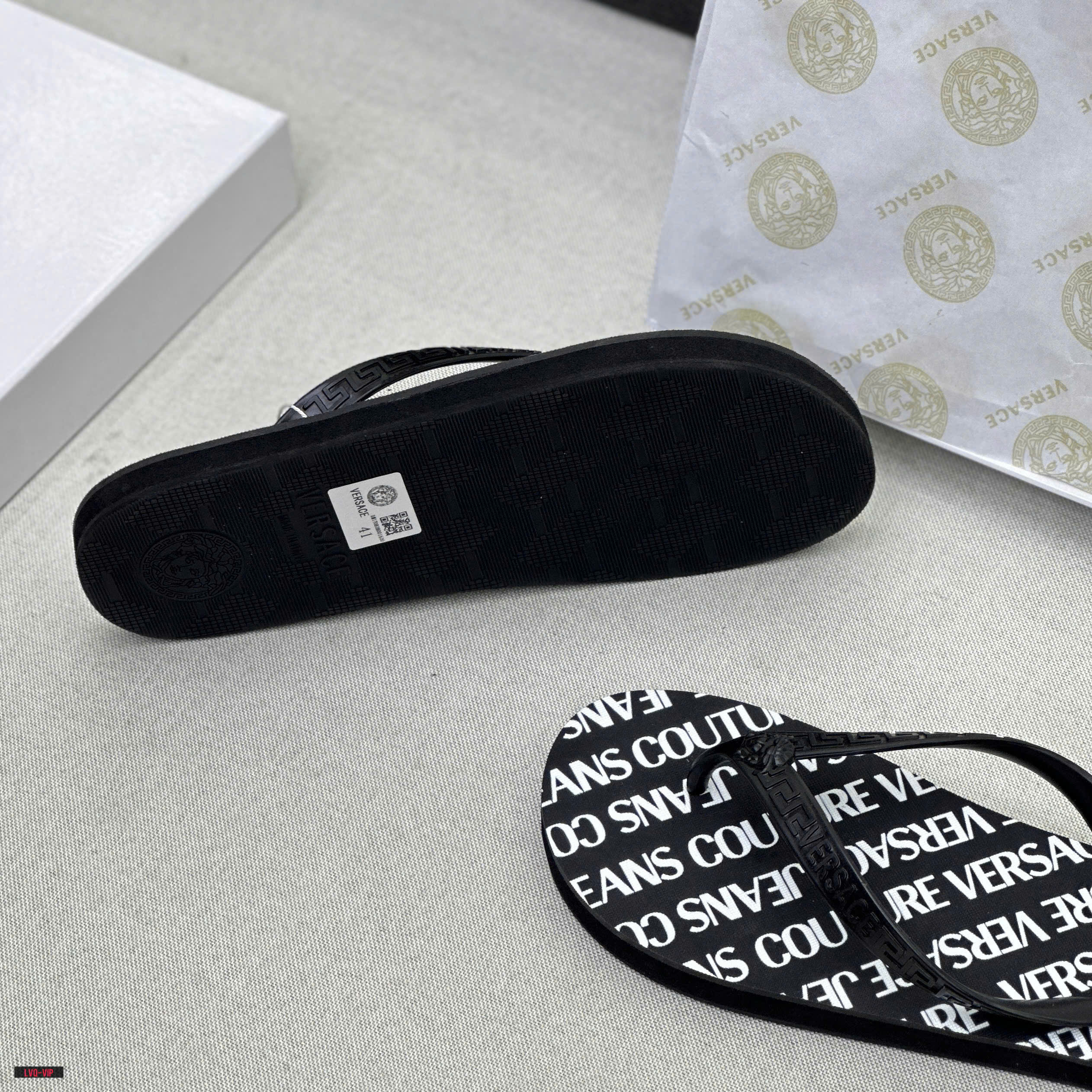 Dép tông, xỏ ngón Versace VS Đen logo chữ Trắng đế Like Auth fullbox LVQ