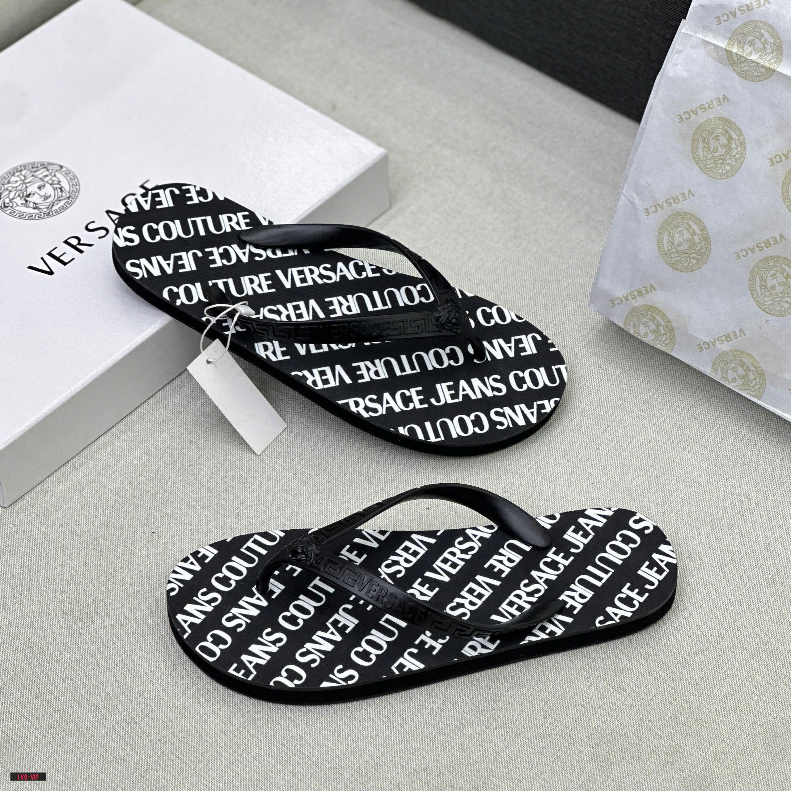 Dép tông, xỏ ngón Versace VS Đen logo chữ Trắng đế Like Auth fullbox LVQ