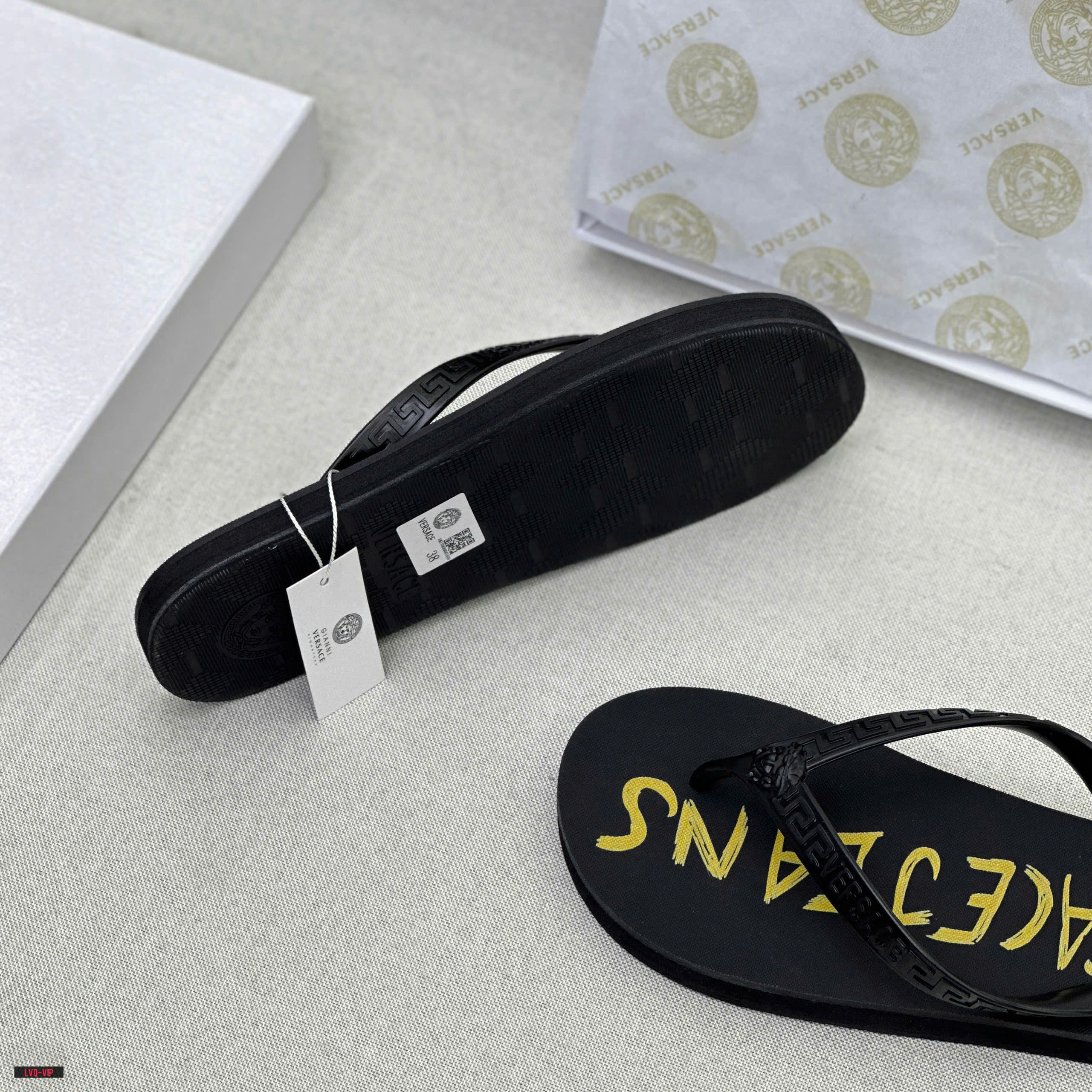 845 Dép tông, xỏ ngón Versace VS Đen chữ Vàng đế Like Auth fullbox 38-43 LVQ