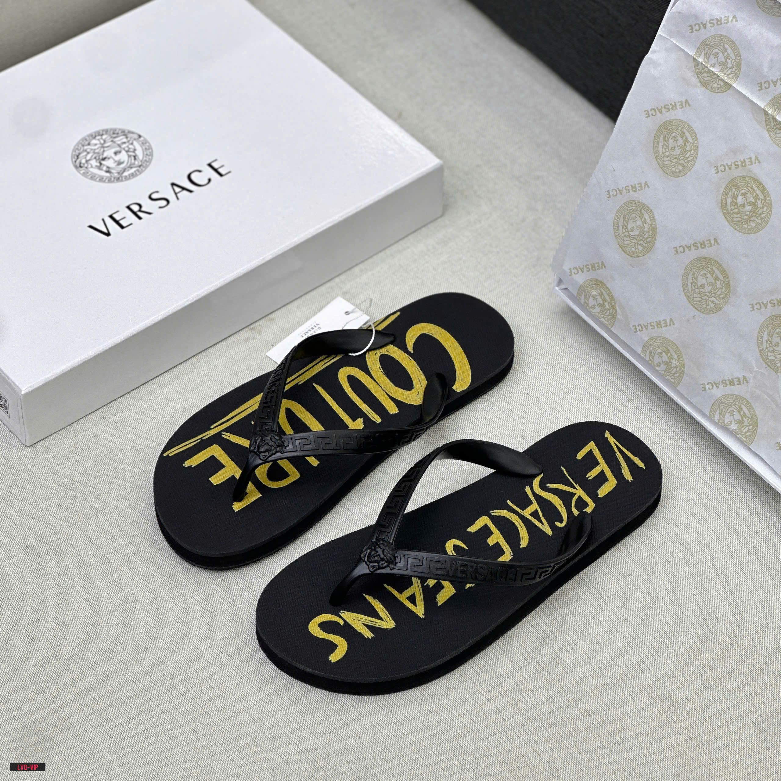 845 Dép tông, xỏ ngón Versace VS Đen chữ Vàng đế Like Auth fullbox 38-43 LVQ