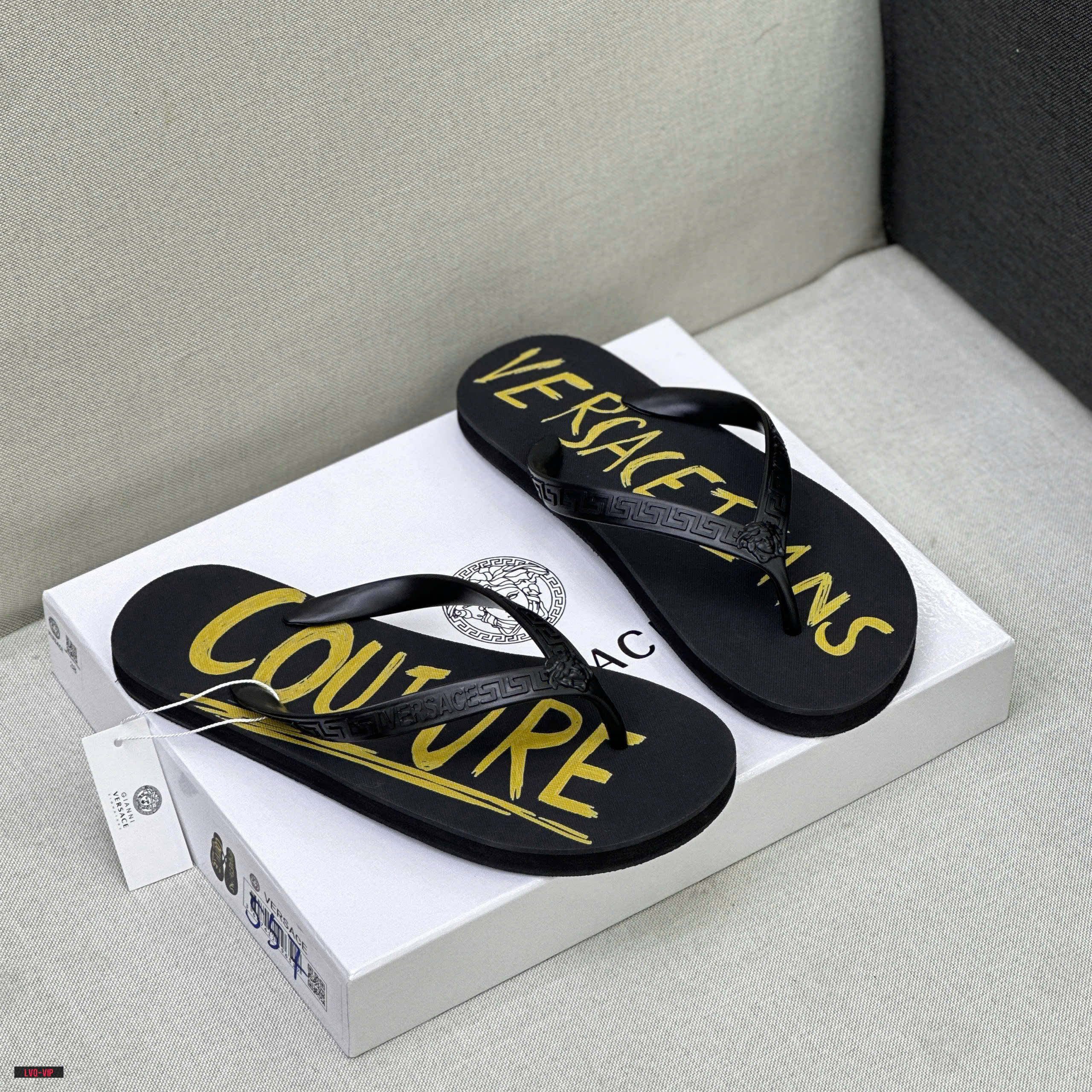845 Dép tông, xỏ ngón Versace VS Đen chữ Vàng đế Like Auth fullbox 38-43 LVQ