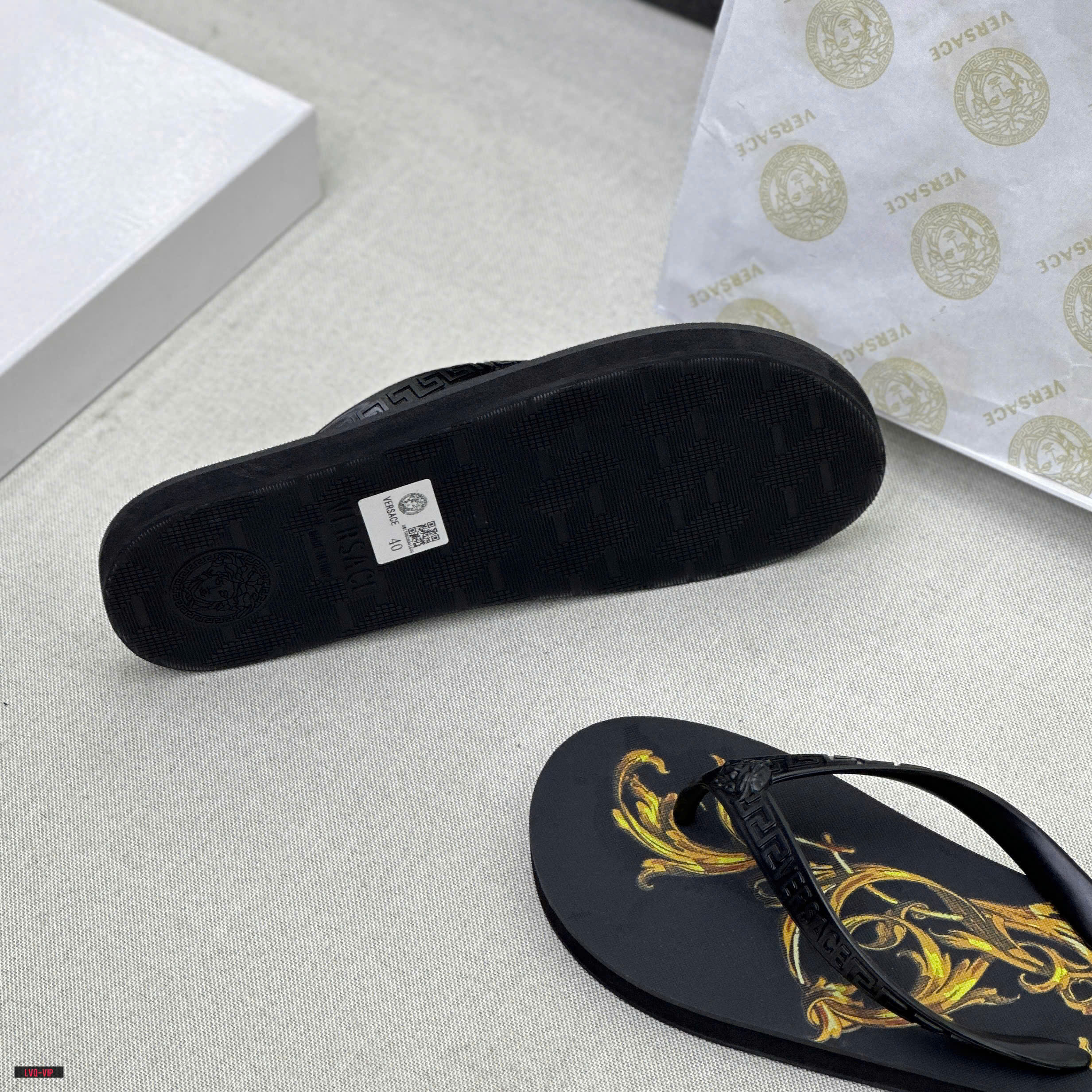 845 Dép tông, xỏ ngón Versace VS Đen mặt trời hoa văn Vàng đế Like Auth fullbox 38-43 LVQ