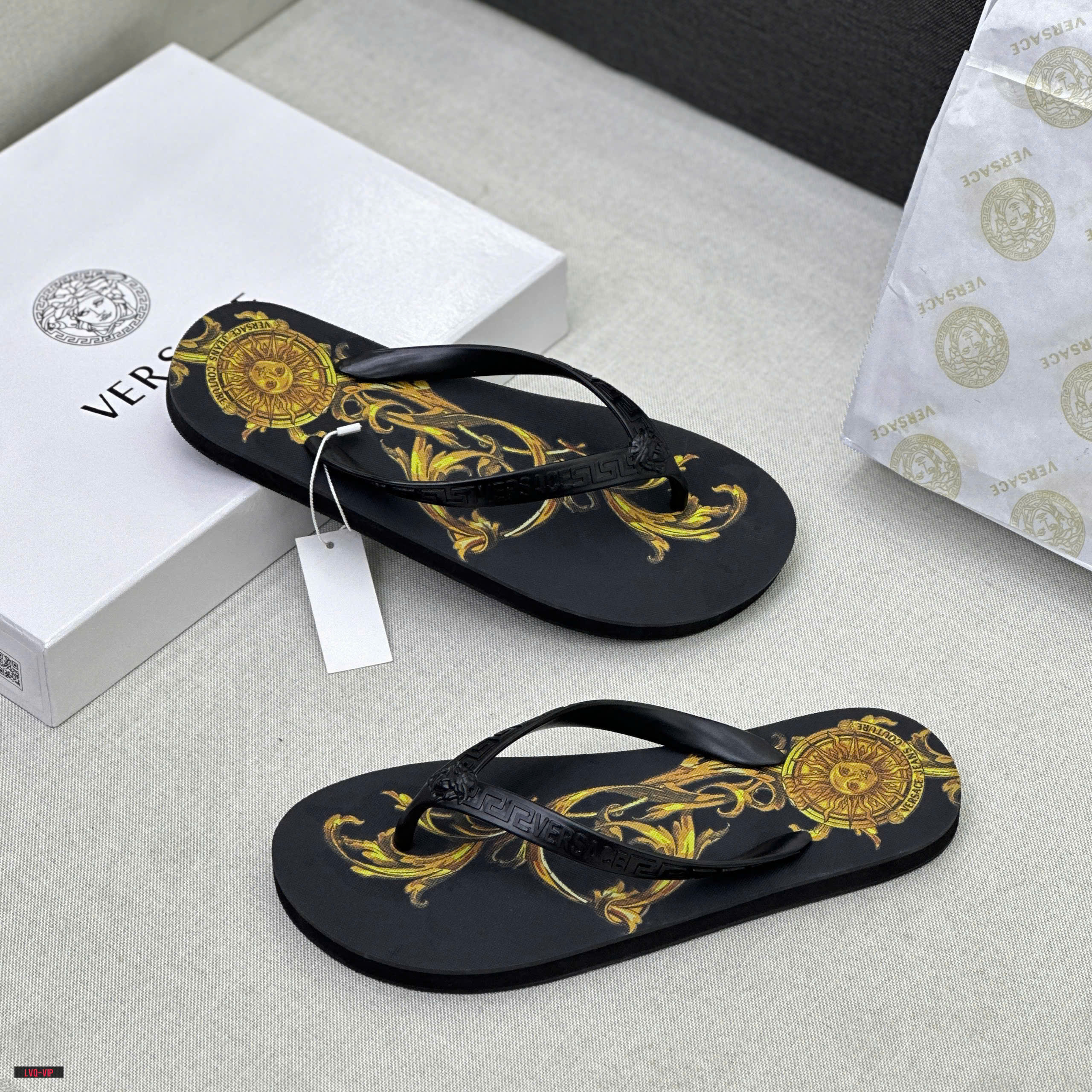 845 Dép tông, xỏ ngón Versace VS Đen mặt trời hoa văn Vàng đế Like Auth fullbox 38-43 LVQ
