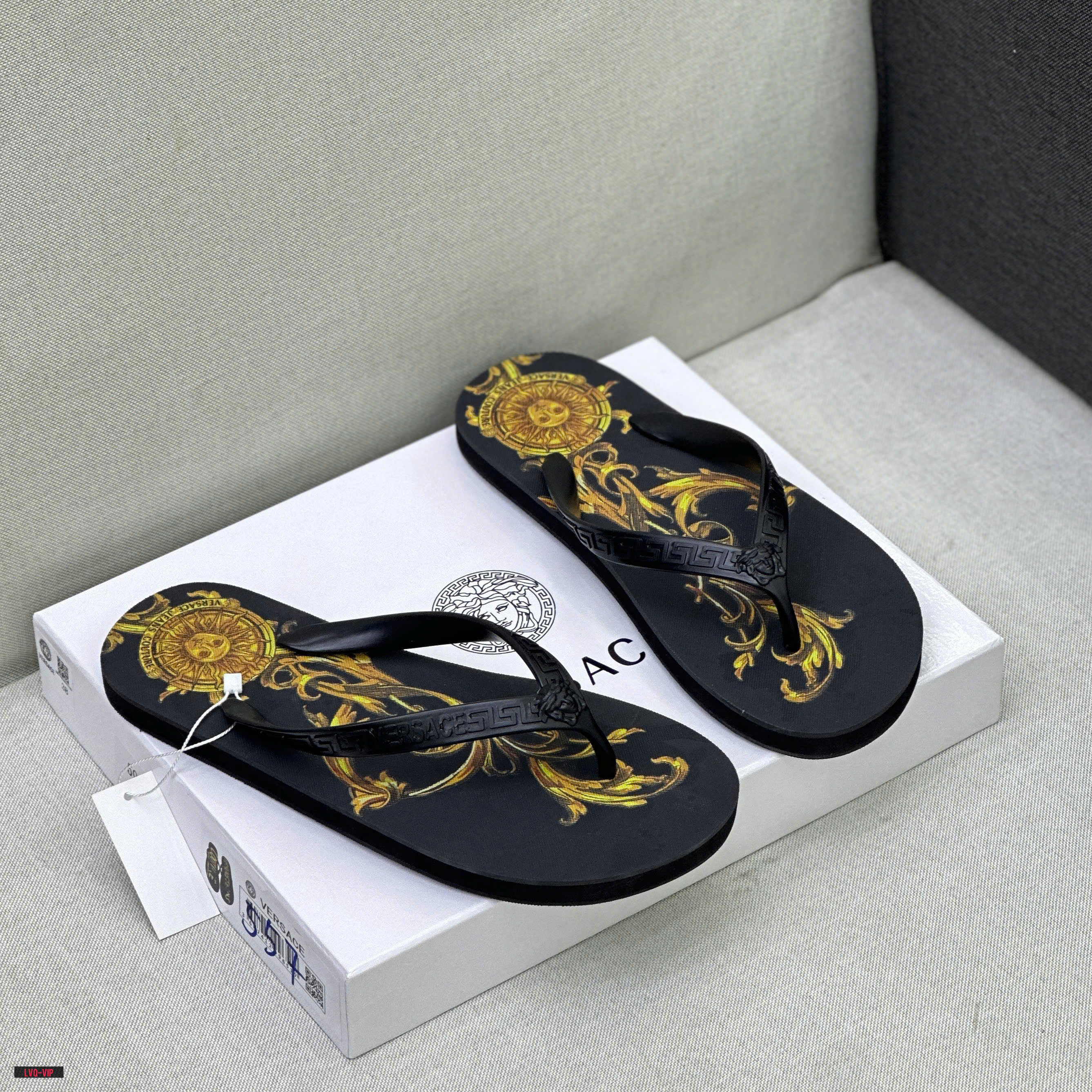 845 Dép tông, xỏ ngón Versace VS Đen mặt trời hoa văn Vàng đế Like Auth fullbox 38-43 LVQ