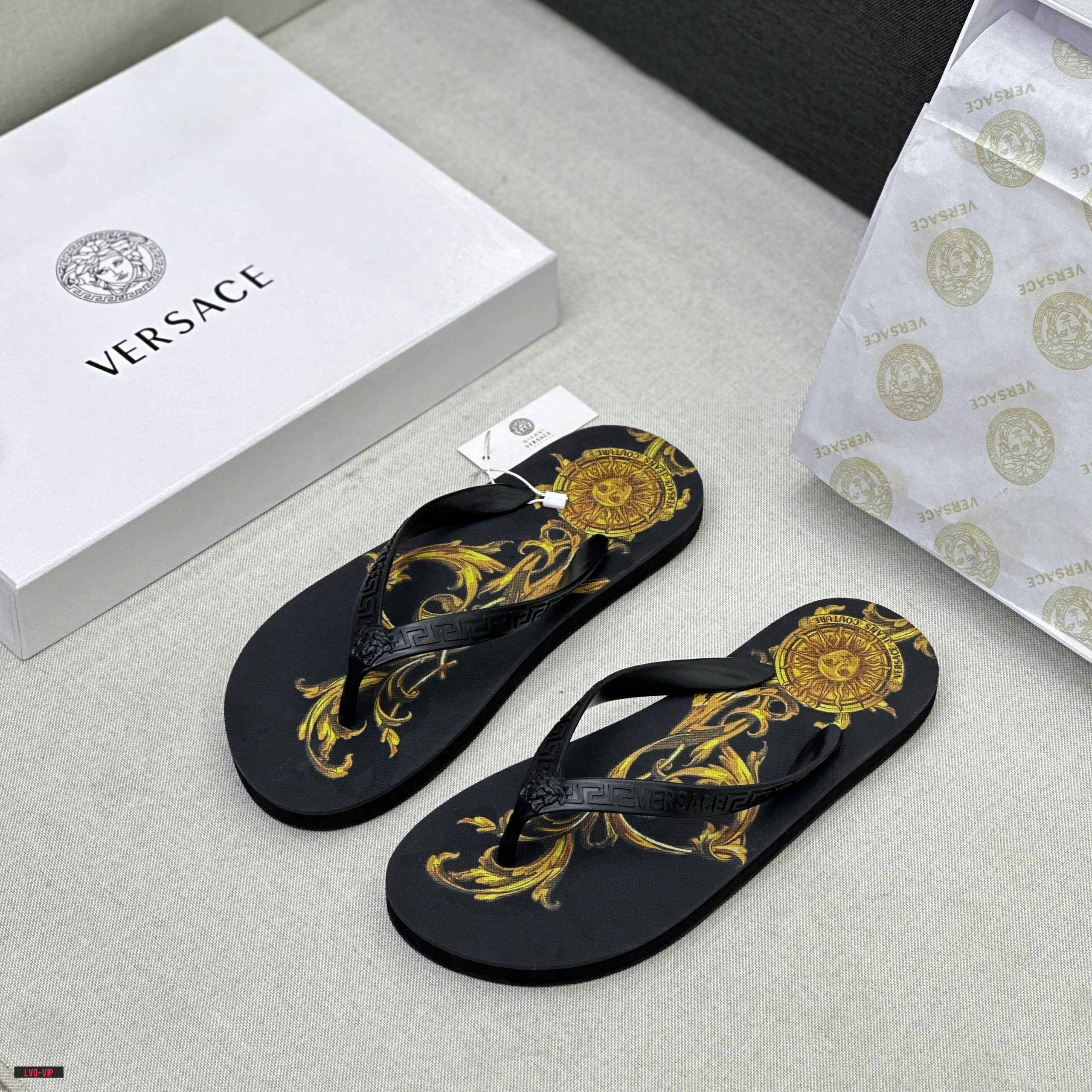 845 Dép tông, xỏ ngón Versace VS Đen mặt trời hoa văn Vàng đế Like Auth fullbox 38-43 LVQ