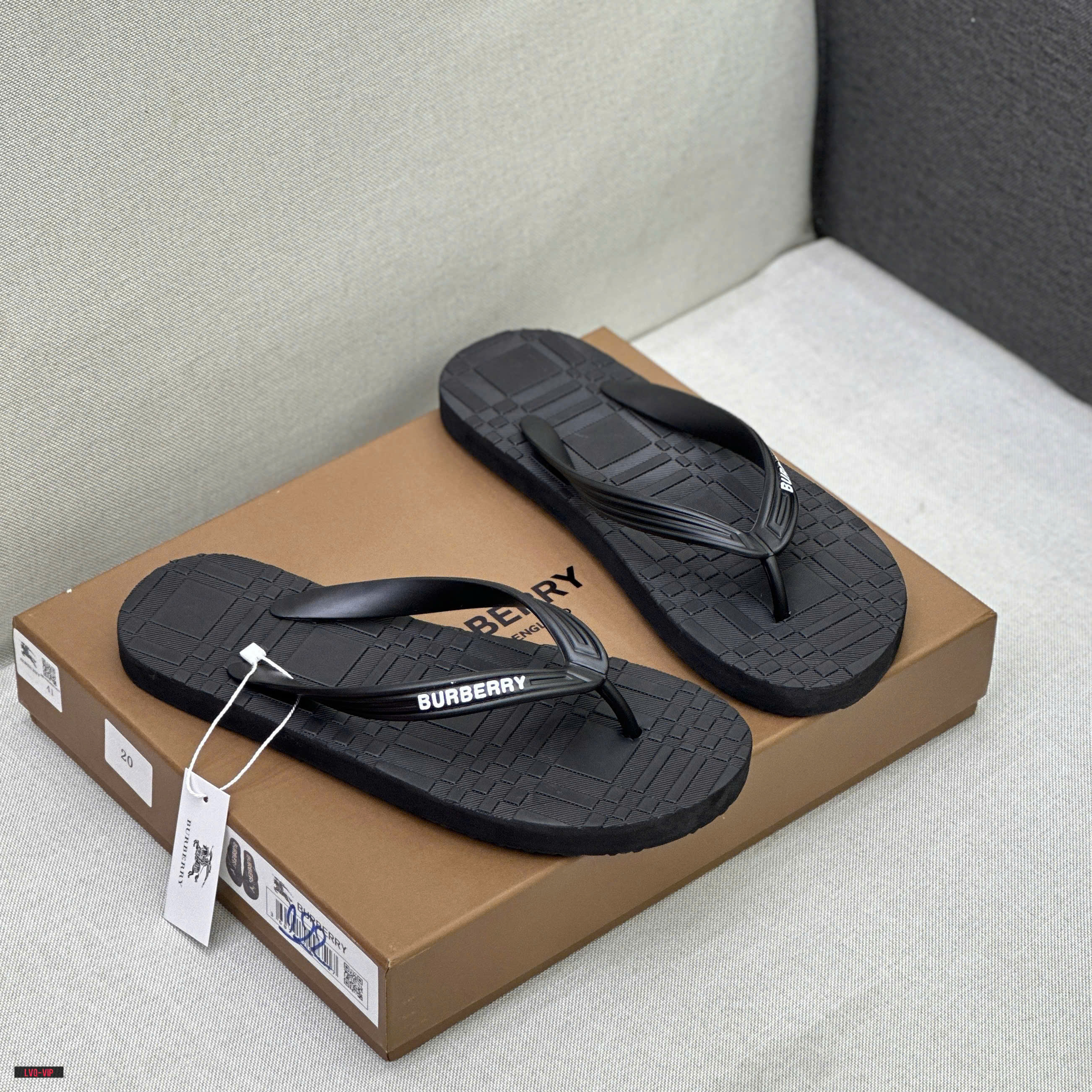 845 Dép tông, xỏ ngón Burberry BBR Đen kẻ ô dập nổi đế Like Auth fullbox 38-43 LVQ