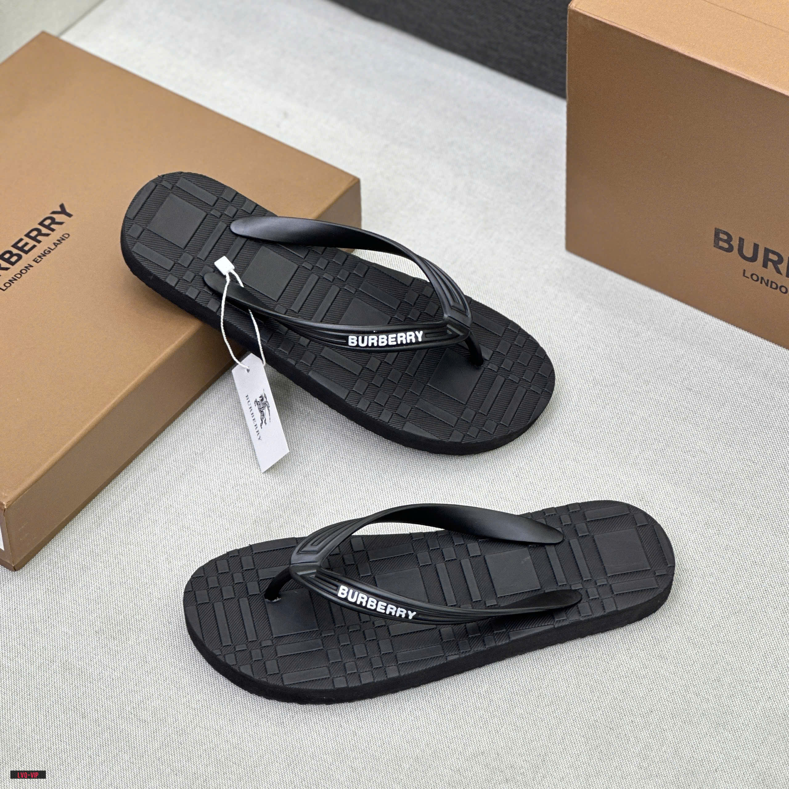 845 Dép tông, xỏ ngón Burberry BBR Đen kẻ ô dập nổi đế Like Auth fullbox 38-43 LVQ
