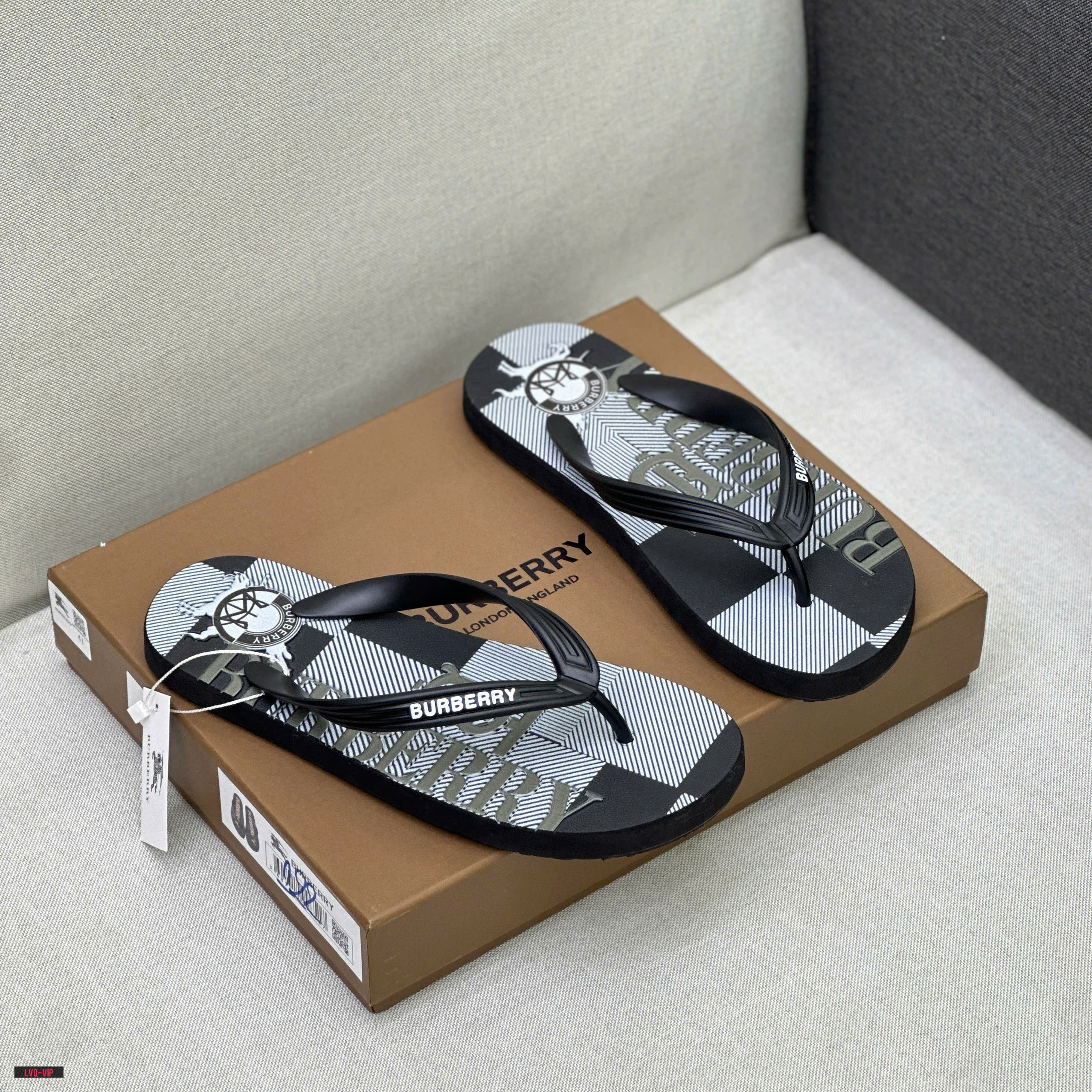 845 Dép tông, xỏ ngón Burberry BBR Đen kẻ ô kẻ sọc Trắng phối chữ dập nổi đế Like Auth fullbox 38-43 LVQ