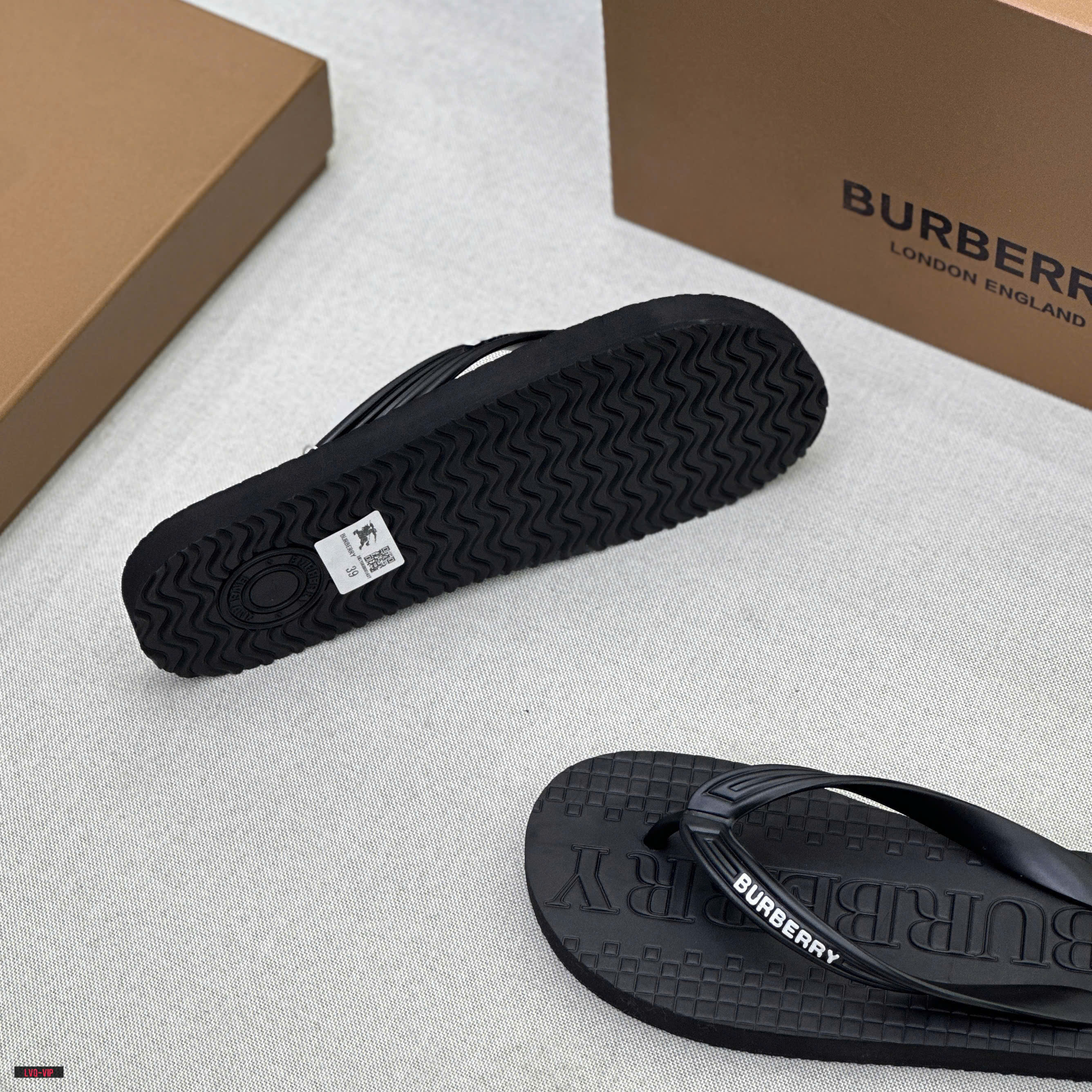 Dép tông, xỏ ngón Burberry BBR Đen logo chữ dập nổi đế Like Auth fullbox LVQ