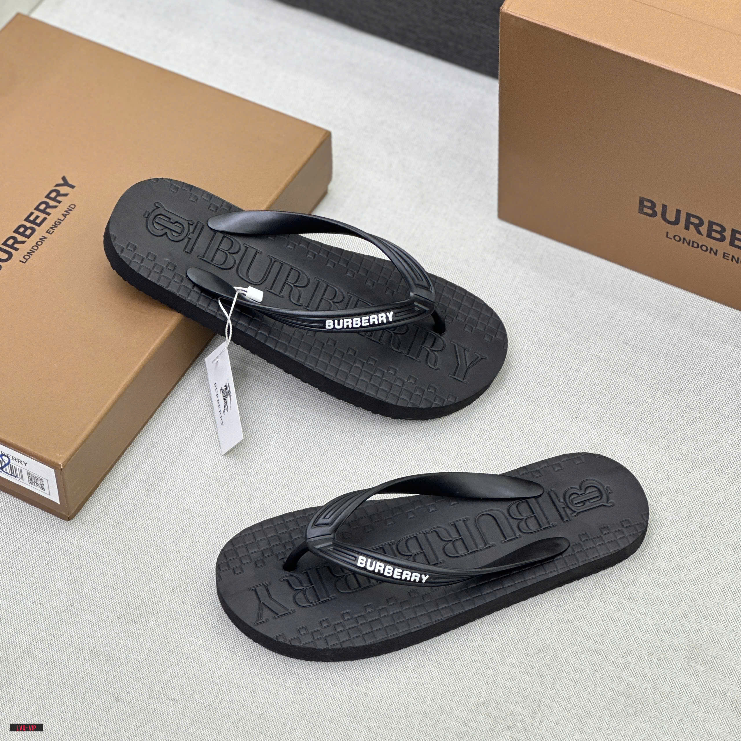 Dép tông, xỏ ngón Burberry BBR Đen logo chữ dập nổi đế Like Auth fullbox LVQ