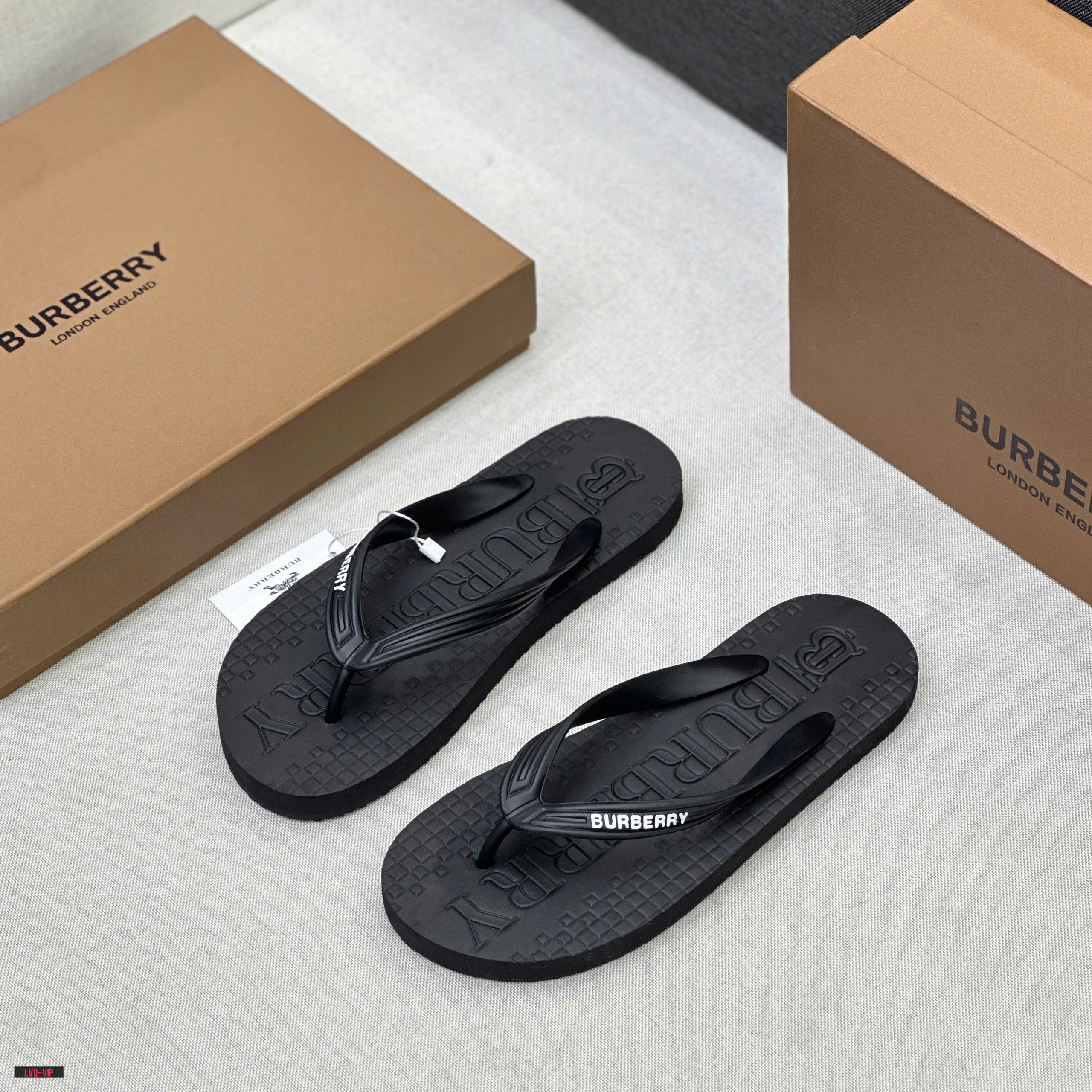 Dép tông, xỏ ngón Burberry BBR Đen logo chữ dập nổi đế Like Auth fullbox LVQ