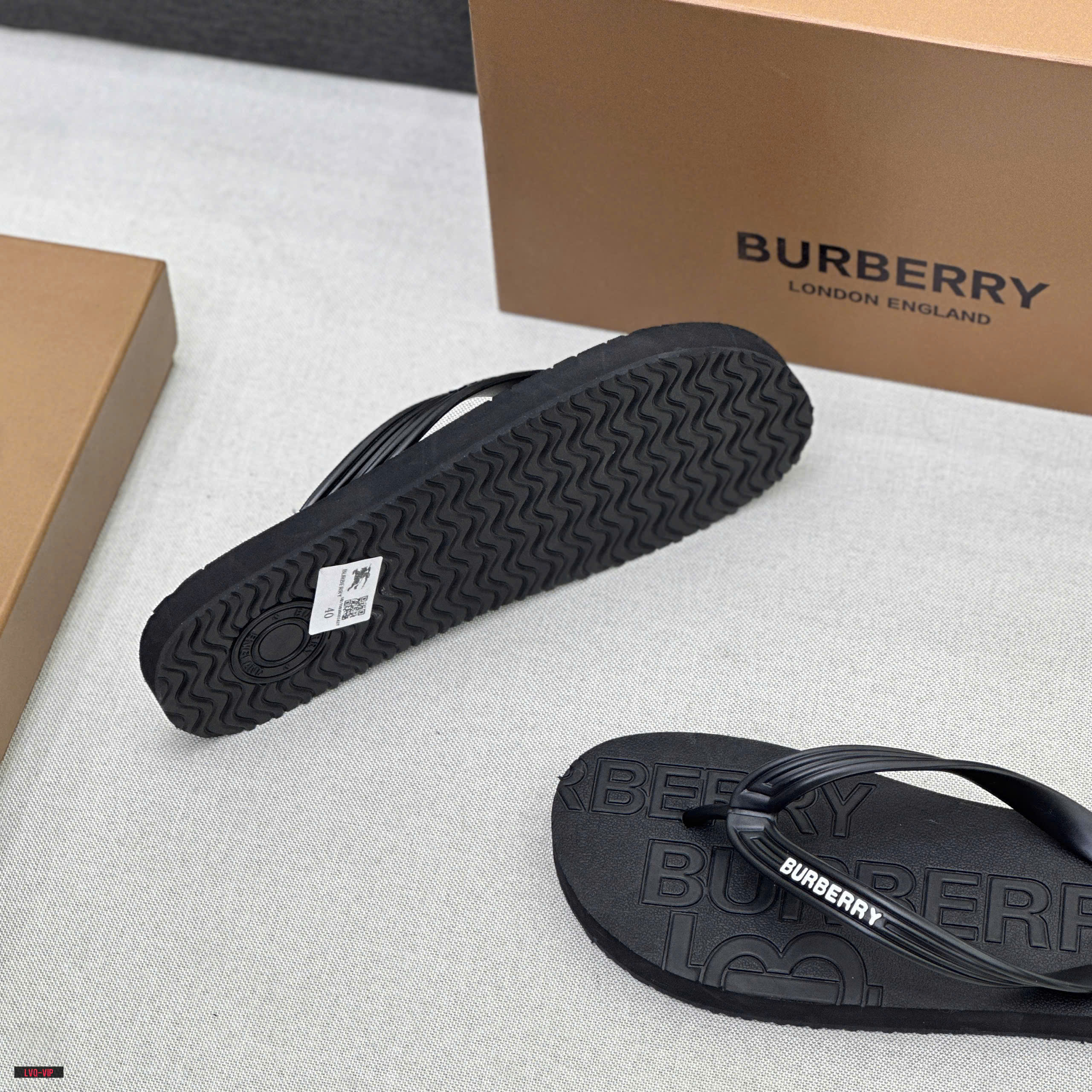 Dép tông, xỏ ngón Burberry BBR Đen logo chữ TB dập nổi đế Like Auth fullbox LVQ