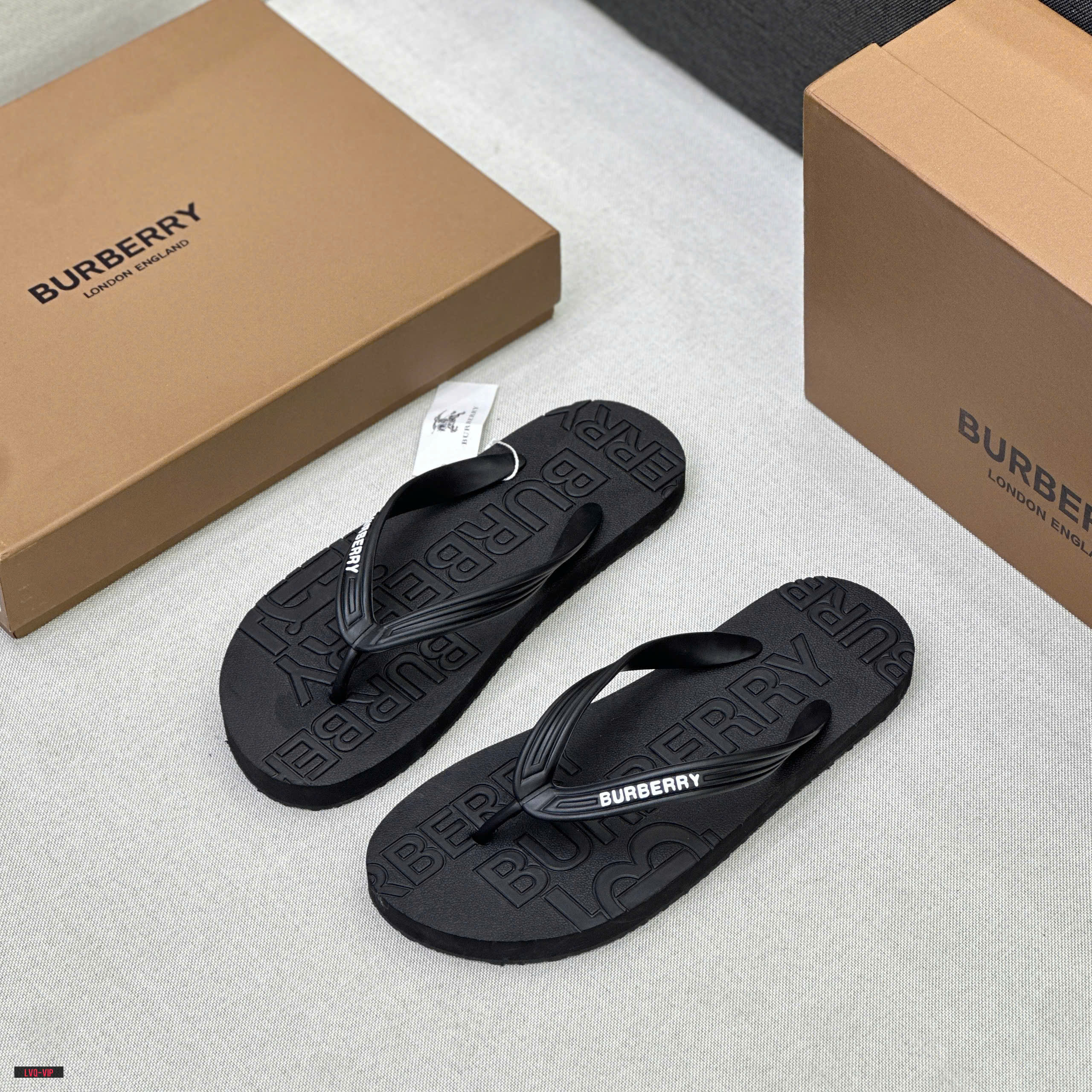 Dép tông, xỏ ngón Burberry BBR Đen logo chữ TB dập nổi đế Like Auth fullbox LVQ