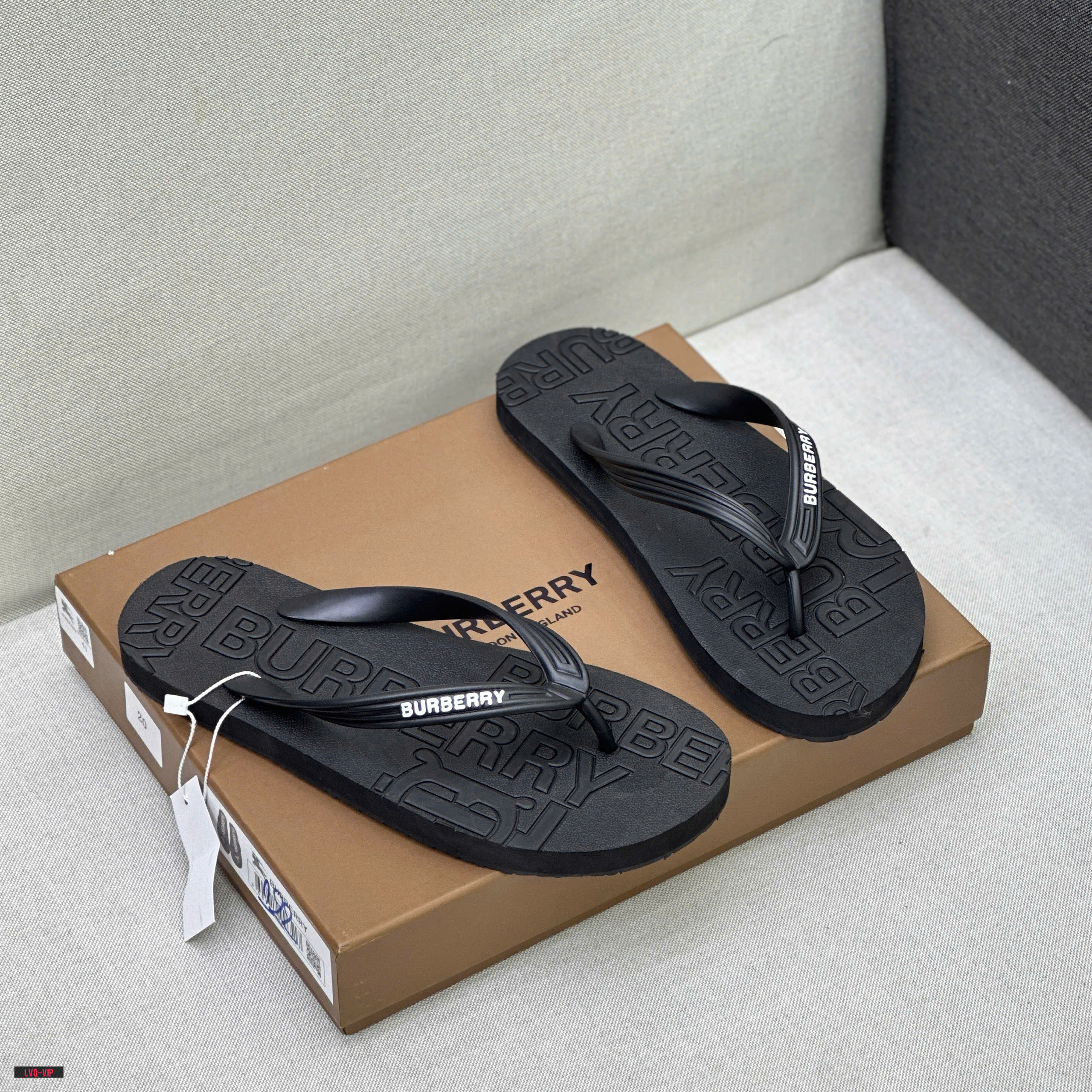 Dép tông, xỏ ngón Burberry BBR Đen logo chữ TB dập nổi đế Like Auth fullbox LVQ