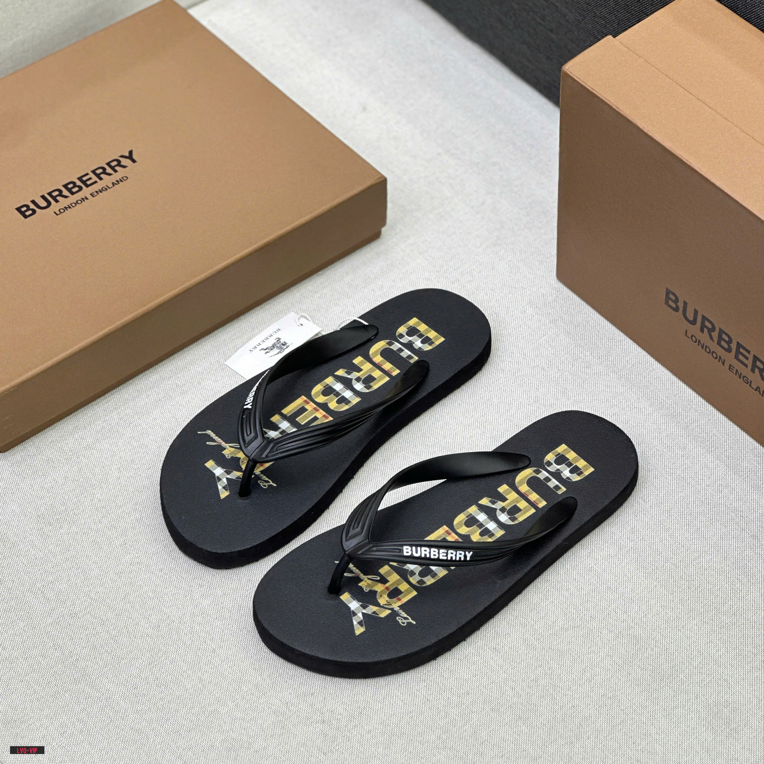 Dép tông, xỏ ngón Burberry BBR Đen logo chữ kẻ sọc in đế Like Auth fullbox LVQ