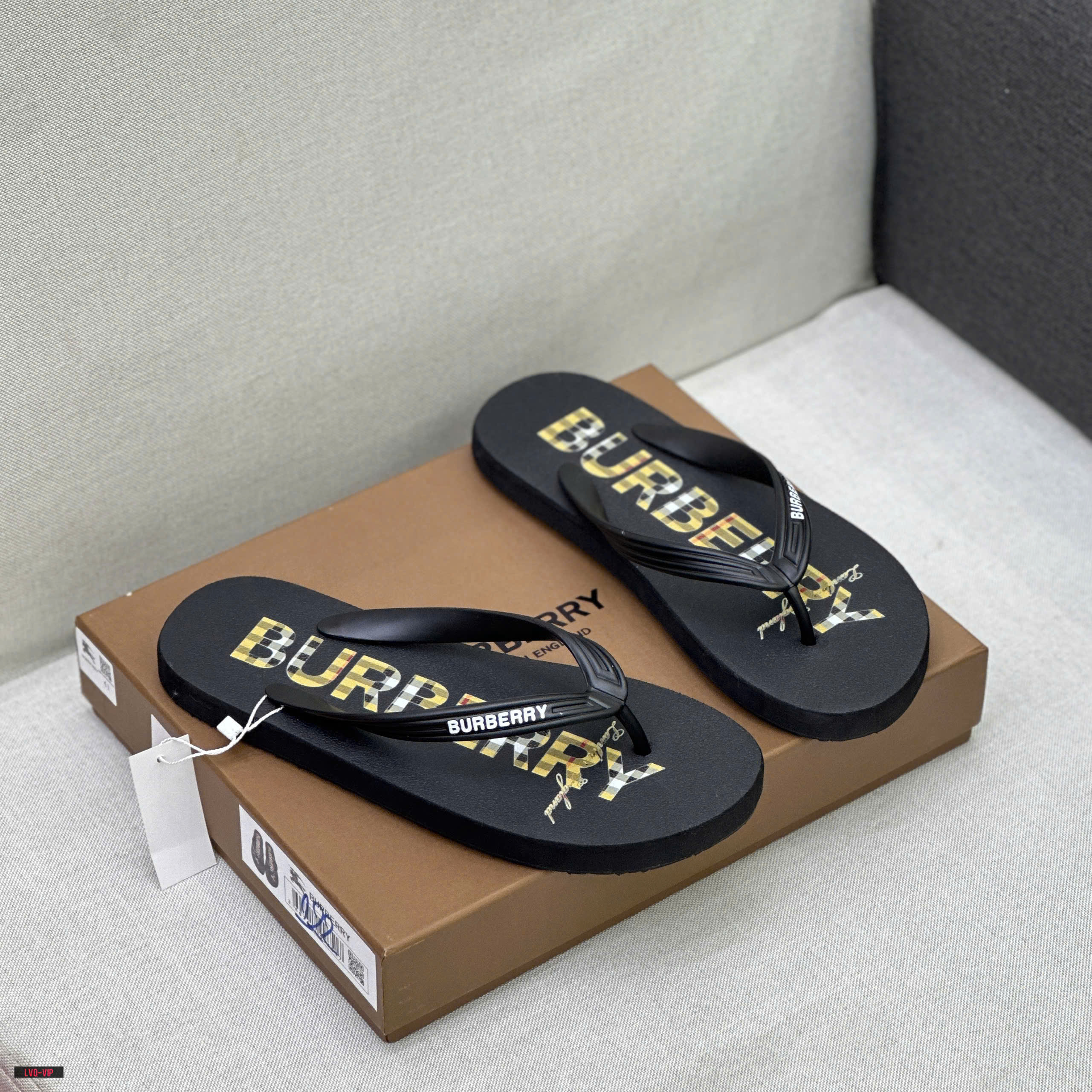Dép tông, xỏ ngón Burberry BBR Đen logo chữ kẻ sọc in đế Like Auth fullbox LVQ