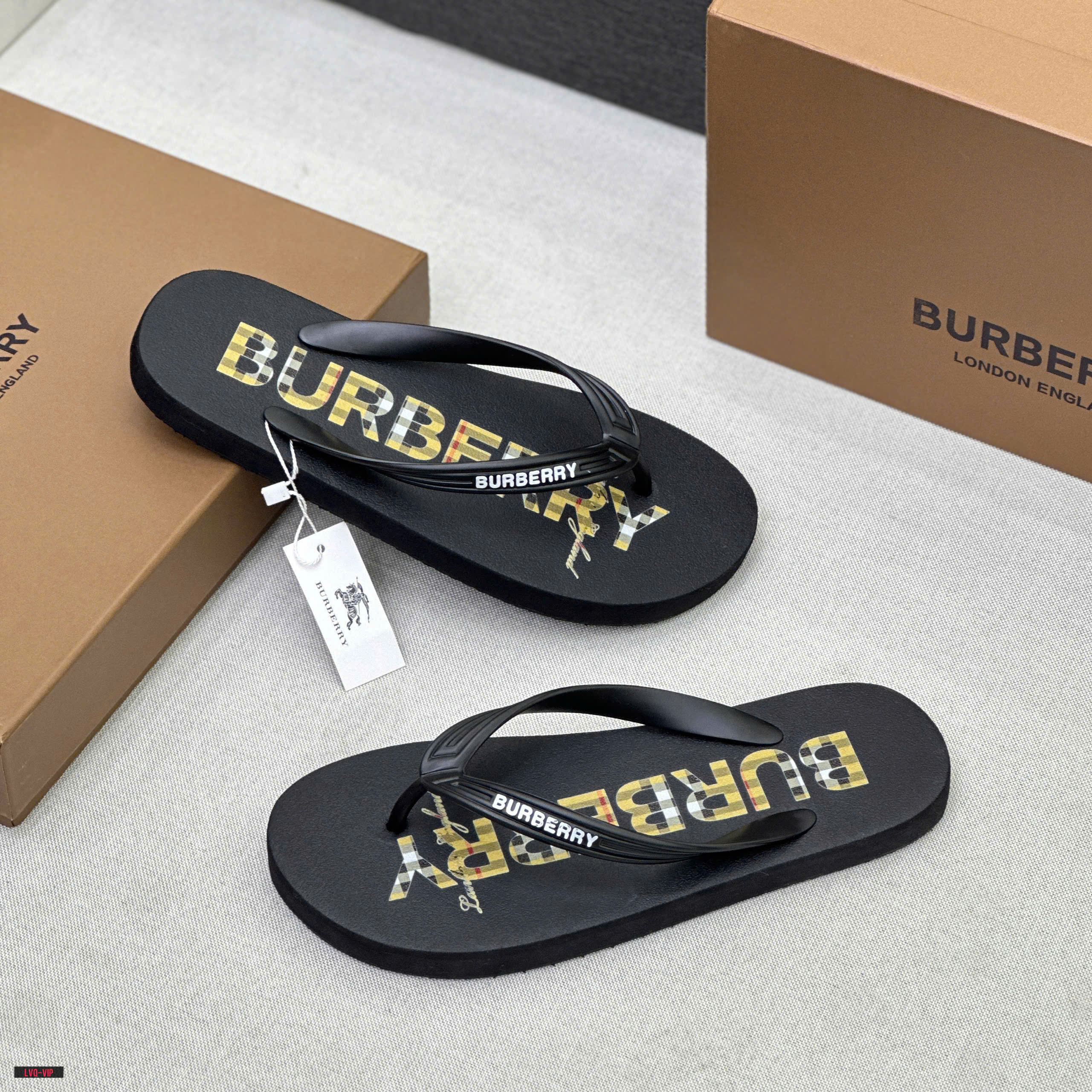Dép tông, xỏ ngón Burberry BBR Đen logo chữ kẻ sọc in đế Like Auth fullbox LVQ