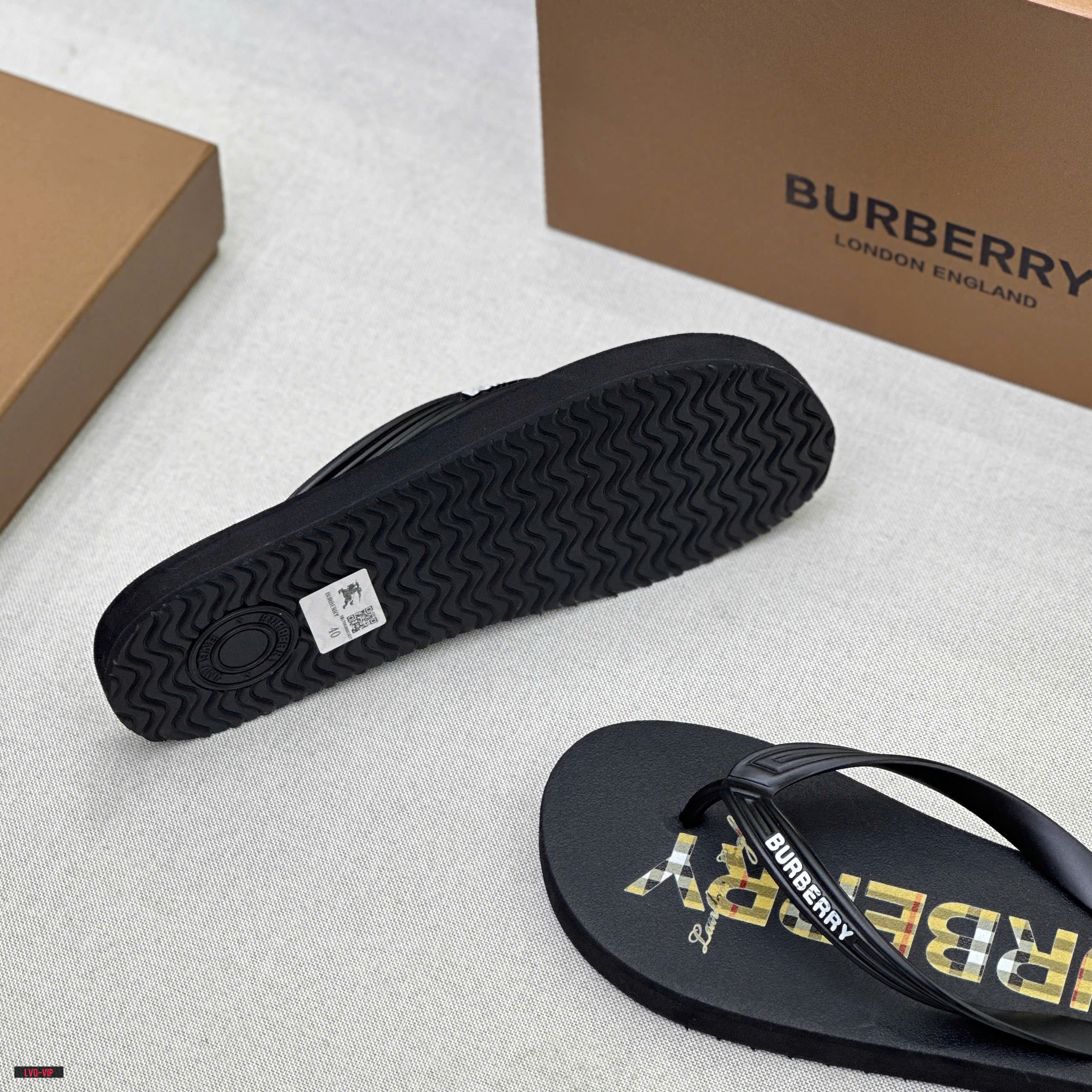 Dép tông, xỏ ngón Burberry BBR Đen logo chữ kẻ sọc in đế Like Auth fullbox LVQ