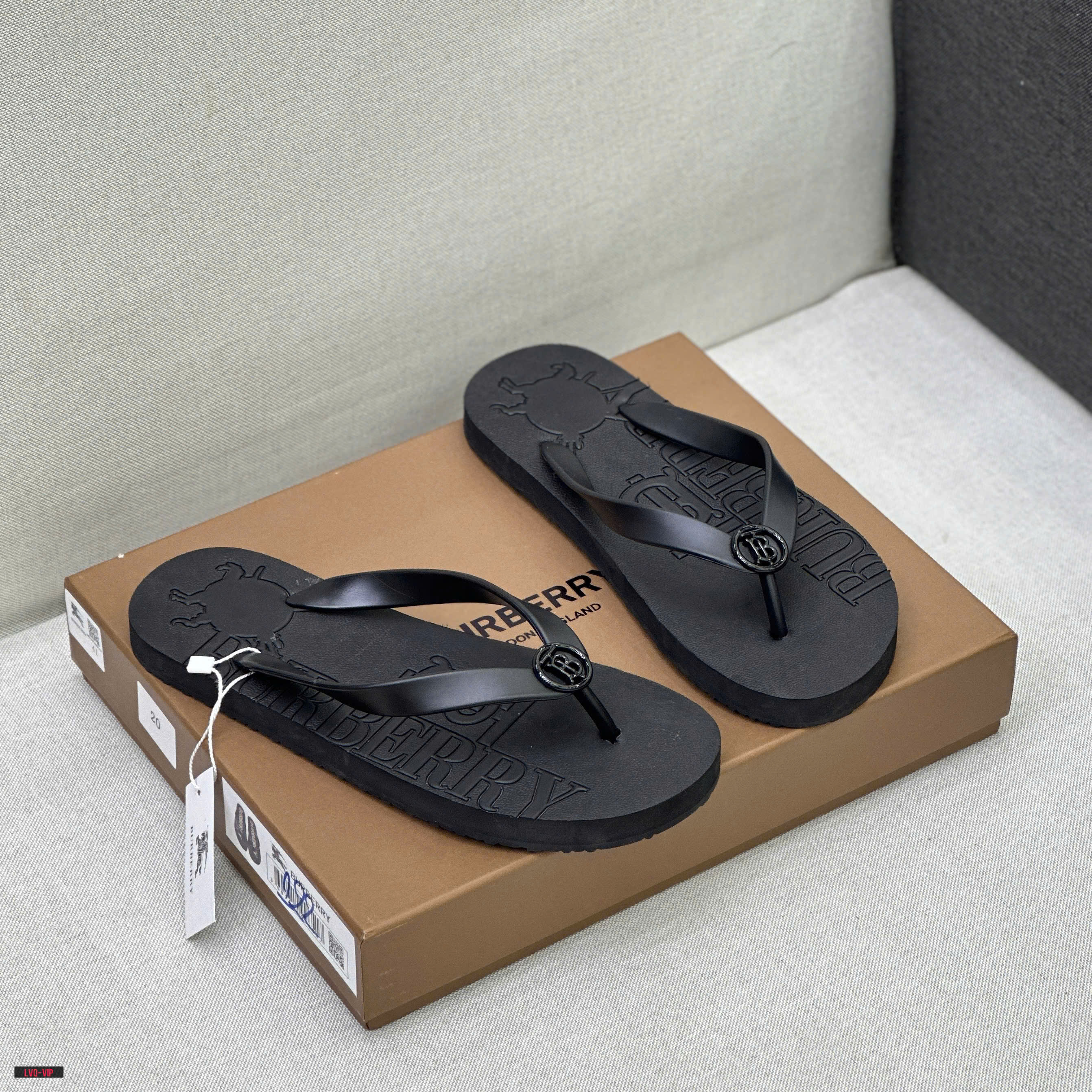 845 Dép tông, xỏ ngón Burberry BBR Đen logo TB tròn quai phối chữ TB dập nổi đế Like Auth fullbox 38-43 LVQ