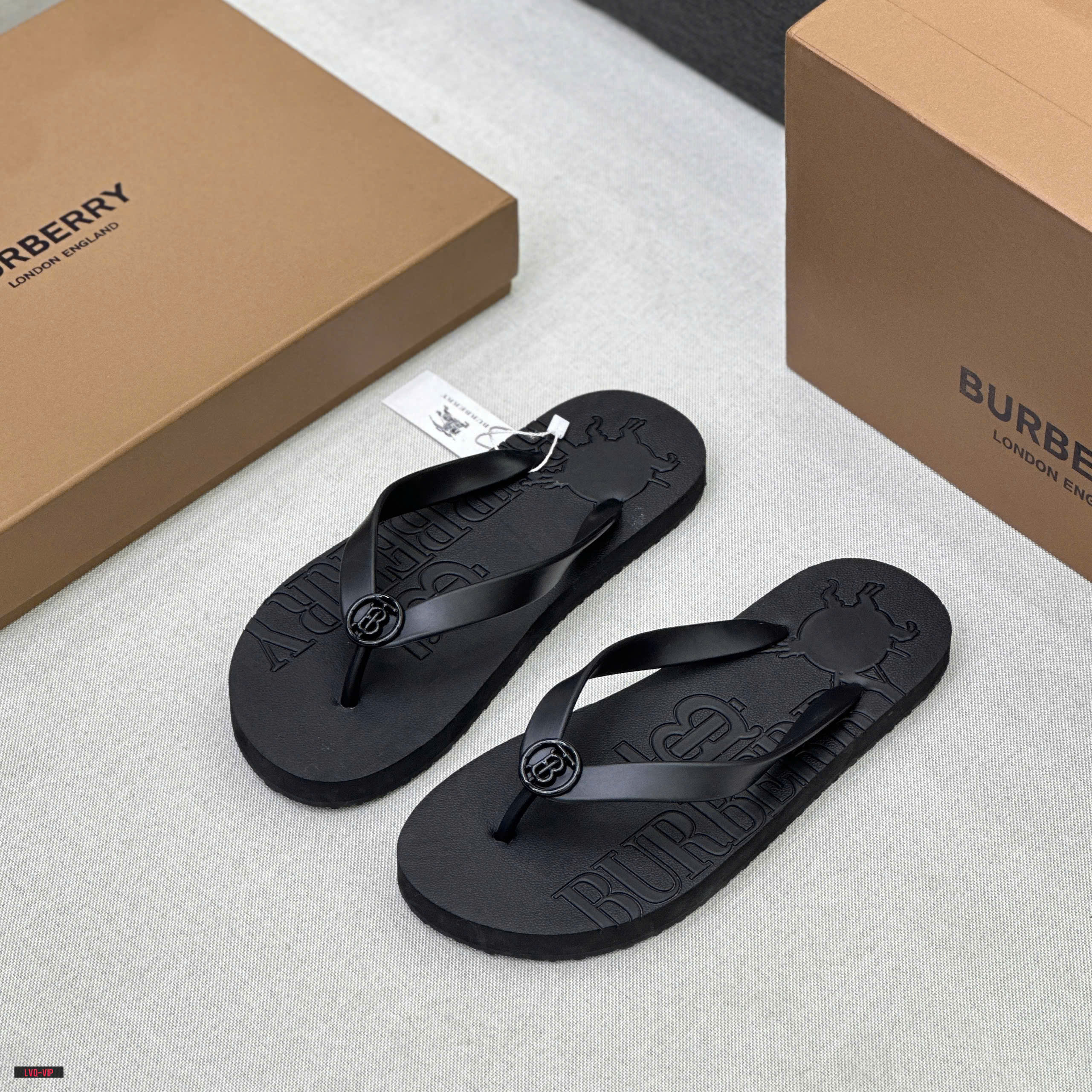 845 Dép tông, xỏ ngón Burberry BBR Đen logo TB tròn quai phối chữ TB dập nổi đế Like Auth fullbox 38-43 LVQ